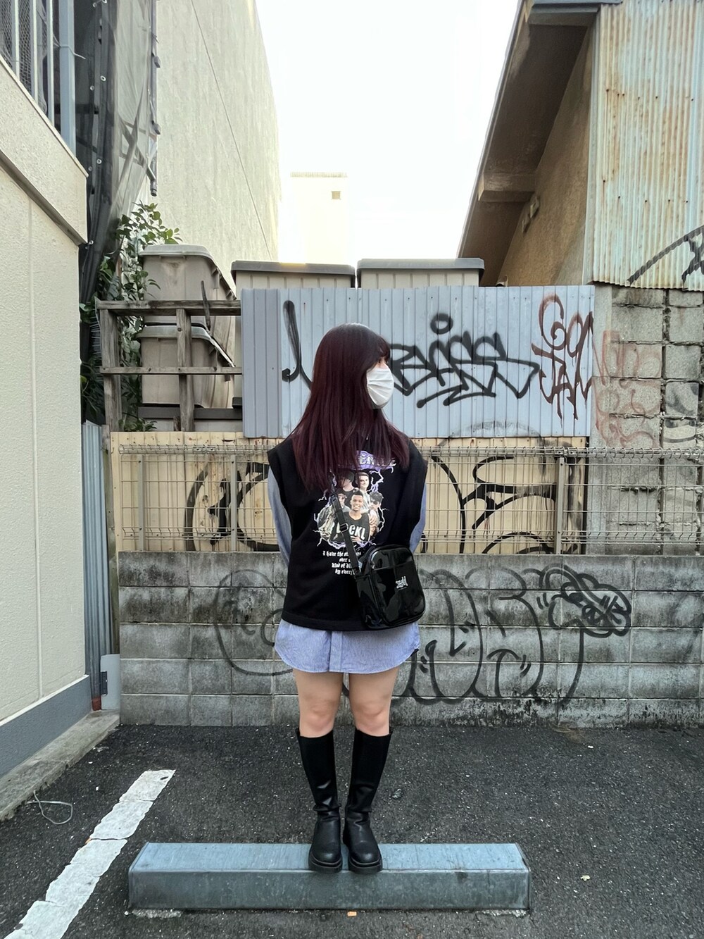 ブラック系のブーツ、ブラック系のその他トップス、ブルー系のシャツ/ブラウスを着用したレディースの春コーディネートの2枚目の写真