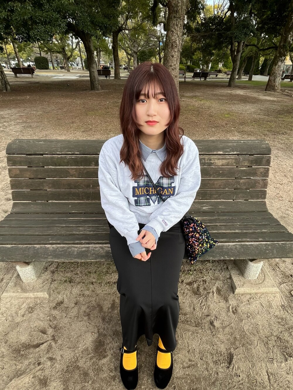 ブラック系のスカート、ブラック系のバレエシューズ、その他のショルダーバッグを着用したレディースの春コーディネートの2枚目の写真