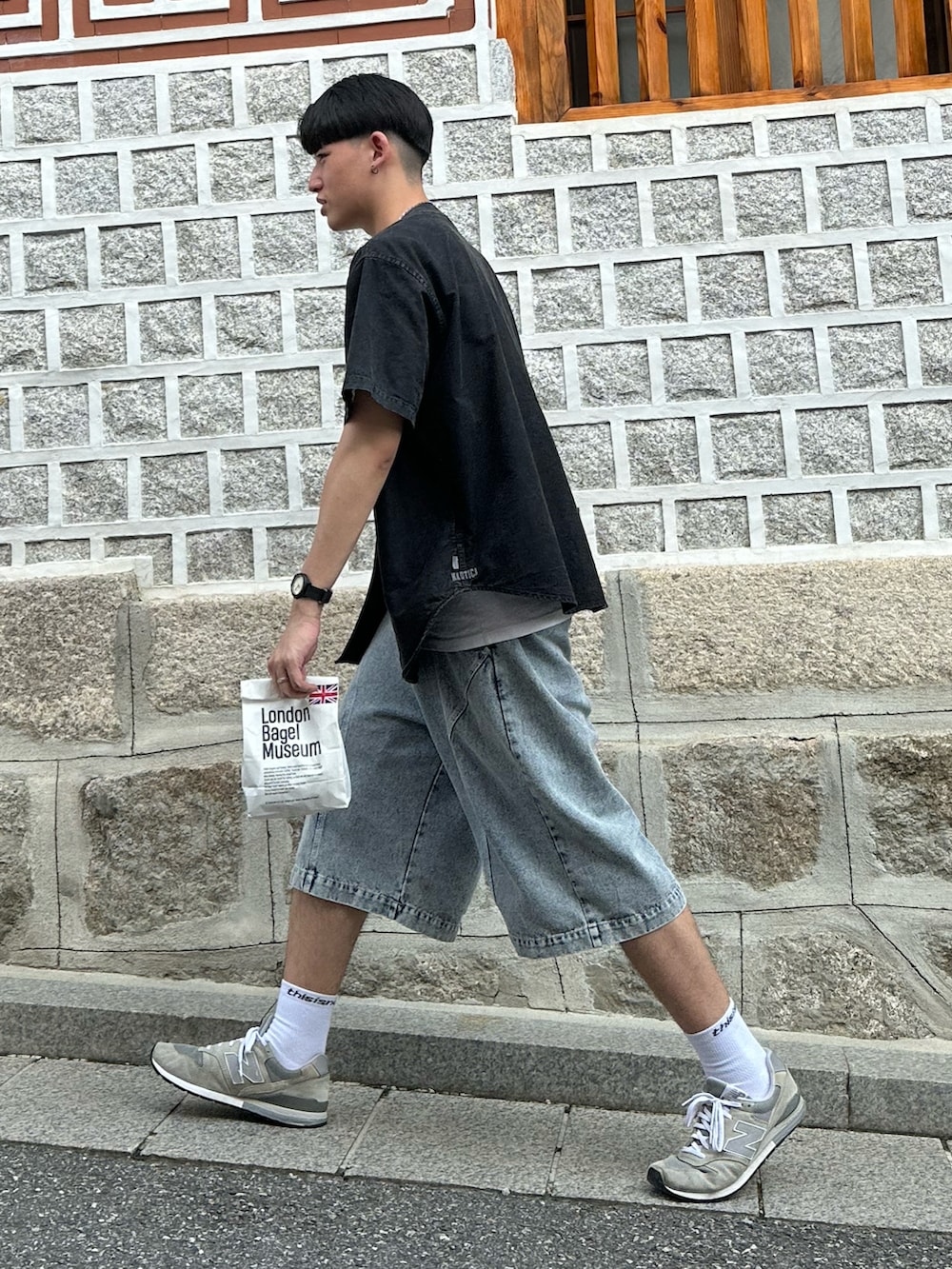 グレー系のシャツ/ブラウス、ブルー系のその他パンツ、グレー系のスニーカーを着用したメンズの夏コーディネートの2枚目の写真