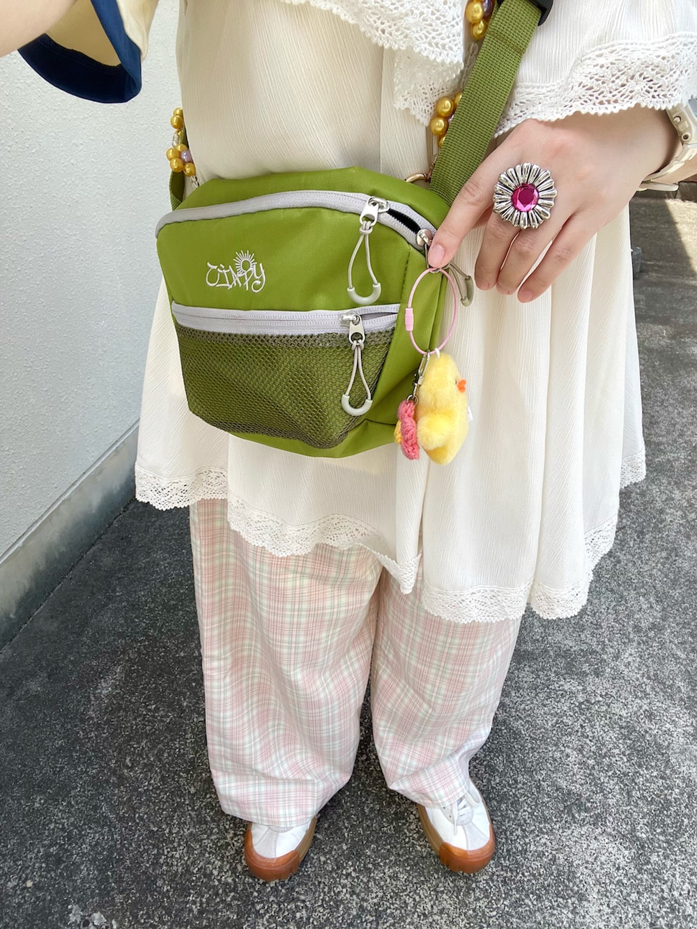 ピンク系のその他パンツ、ホワイト系のチュニック、ホワイト系のスニーカーを着用したレディースの夏コーディネートの2枚目の写真