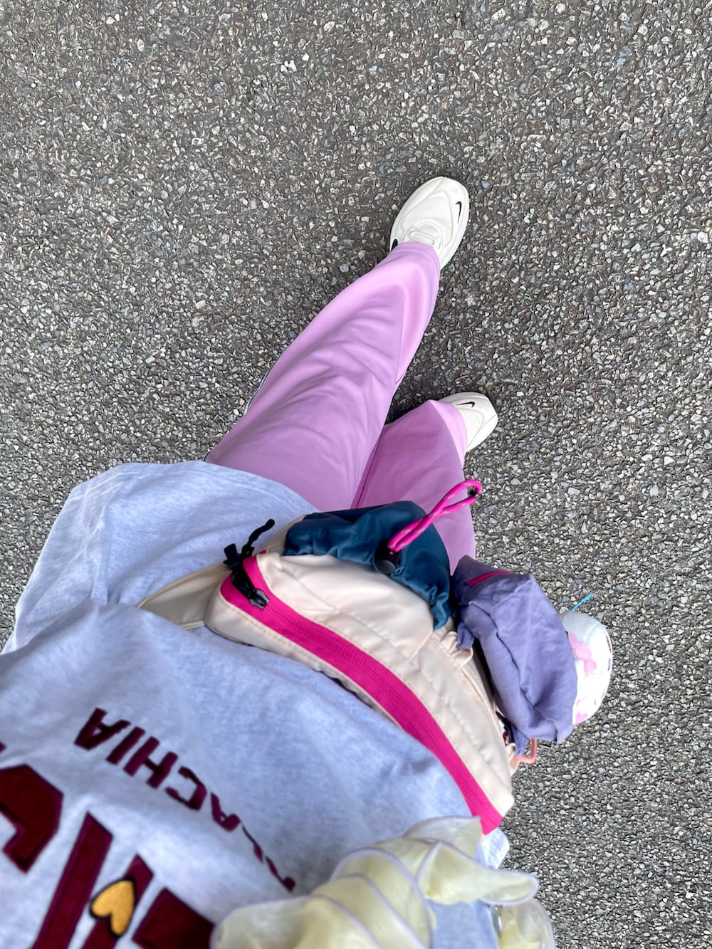 ホワイト系のスニーカー、ホワイト系のTシャツ/カットソー、ホワイト系のボディバッグ/ウエストポーチを着用したレディースの秋コーディネートの3枚目の写真