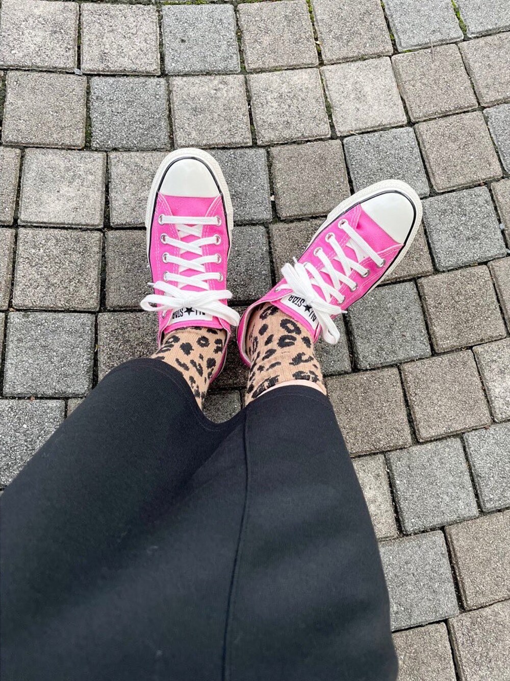 ブルー系のTシャツ/カットソー、グリーン系のベスト、ブラック系のジャンパースカートを着用したレディースの秋コーディネートの3枚目の写真