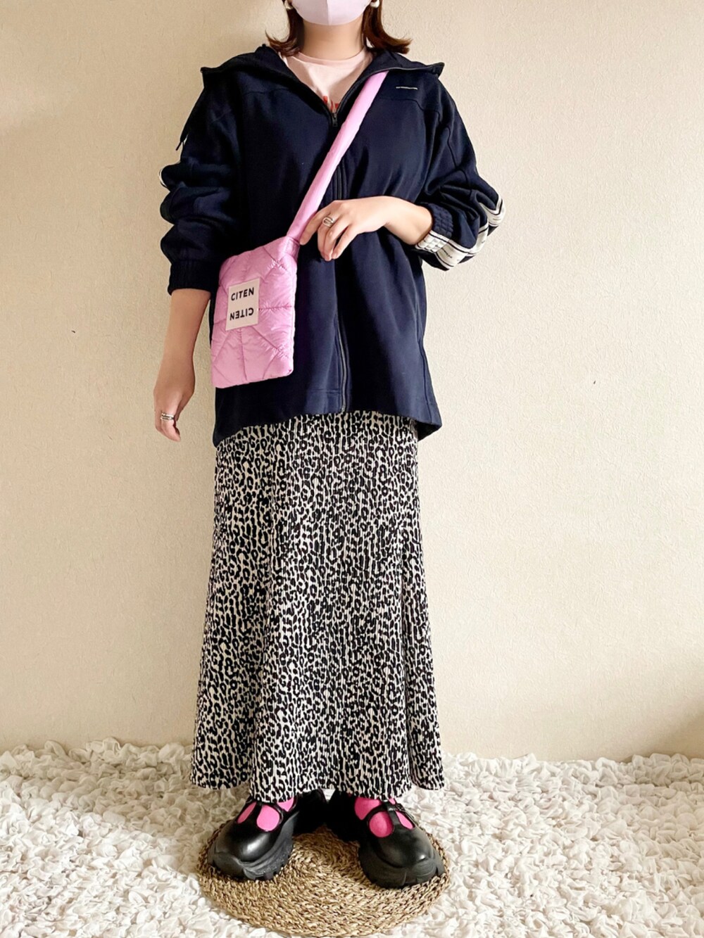 ブルー系のトップス、その他のスカート、ピンク系のショルダーバッグを着用したレディースの春コーディネートの2枚目の写真