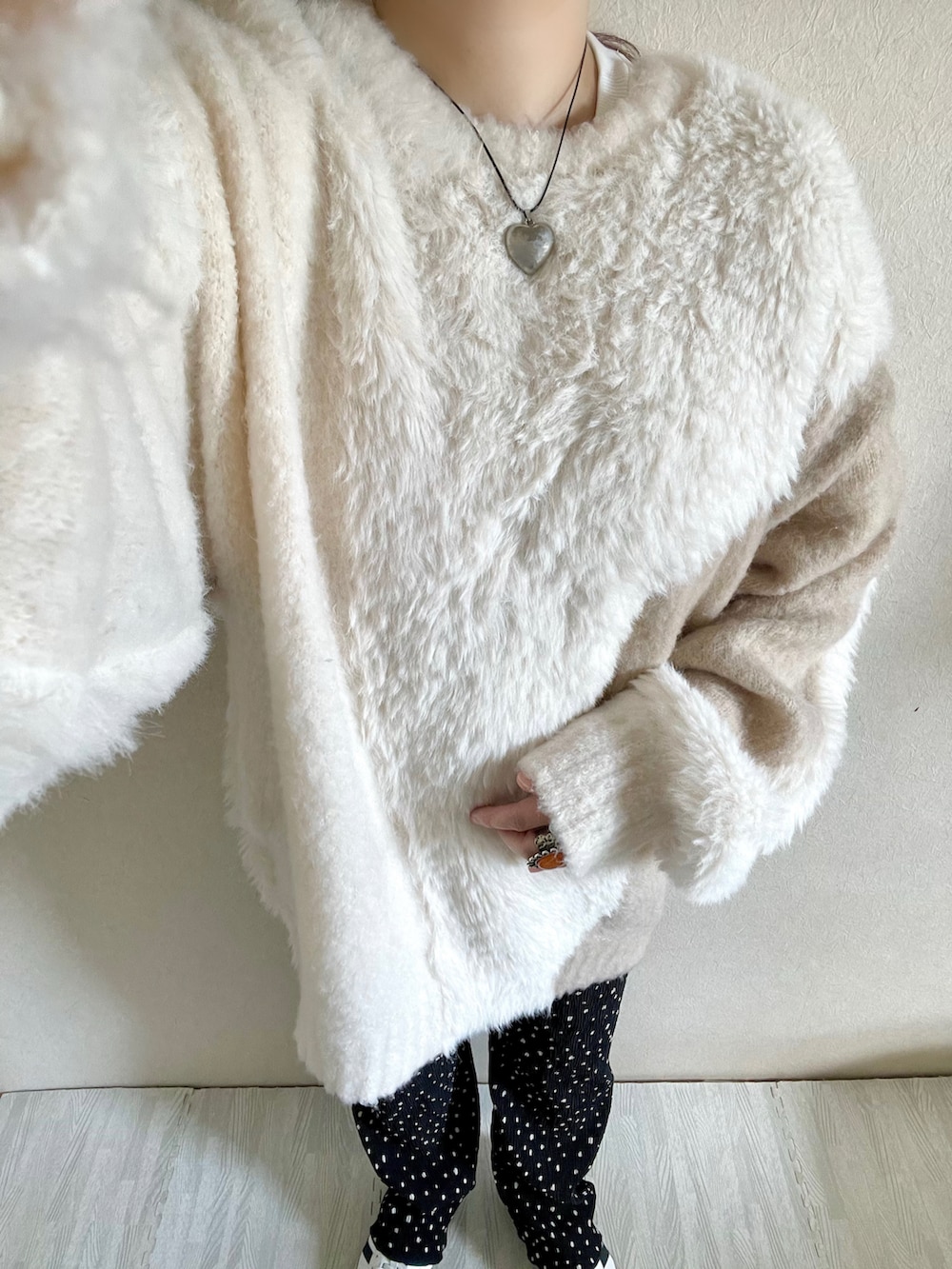 ブラック系のその他パンツ、ベージュ系のカーディガン/ボレロ、ゴールド系のショルダーバッグを着用したレディースの秋コーディネートの3枚目の写真