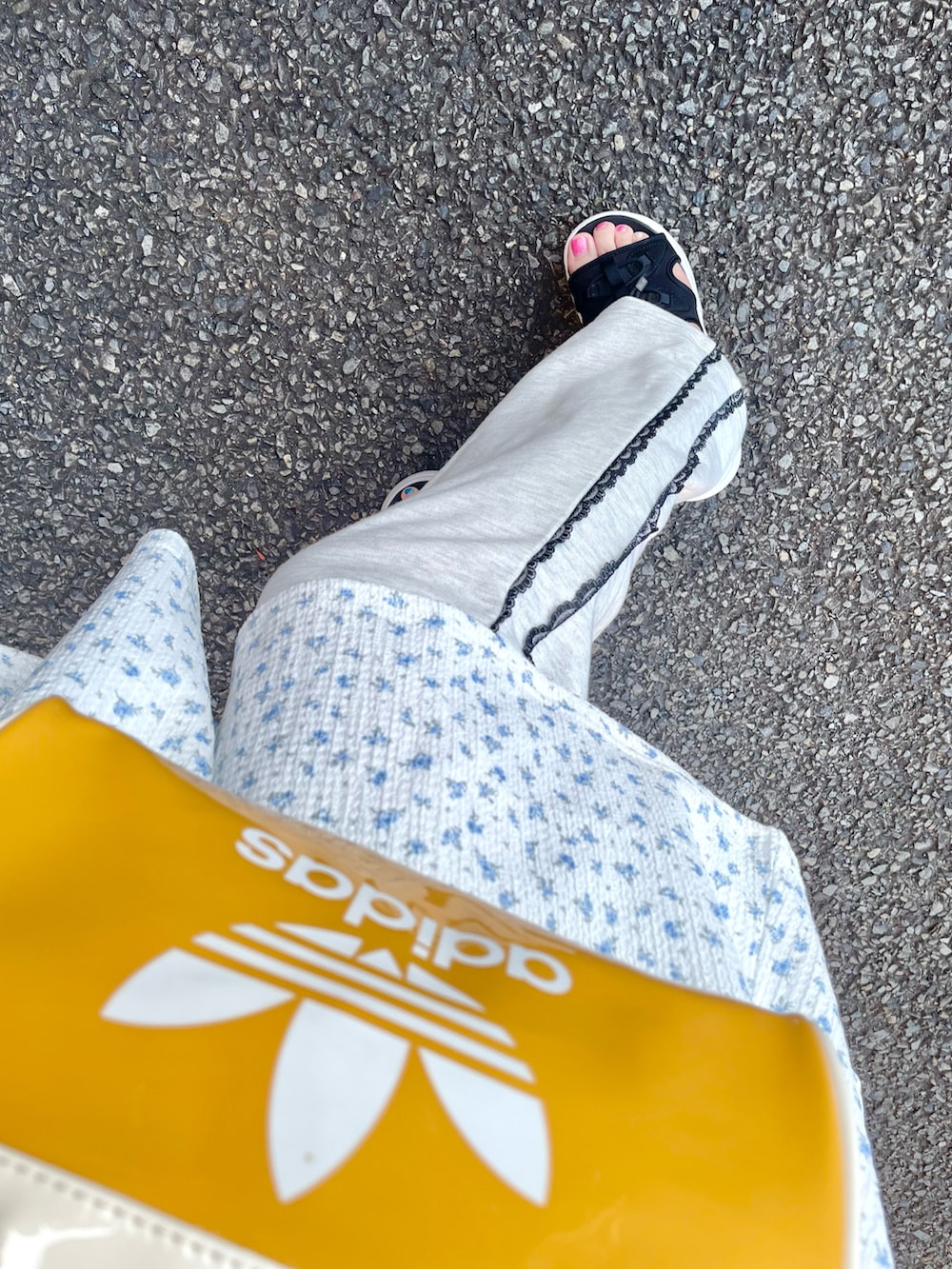 イエロー系のショルダーバッグ、ブラック系のサンダル、ホワイト系のTシャツ/カットソーを着用したレディースの秋コーディネートの2枚目の写真