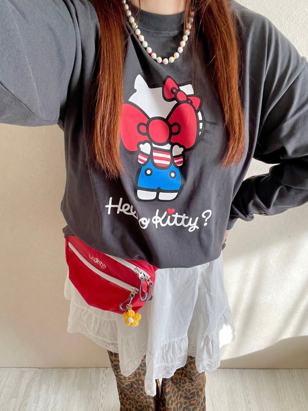 ブラック系のTシャツ/カットソー、ブラウン系のその他パンツ、ホワイト系のスカートを着用したレディースの冬コーディネートの2枚目の写真