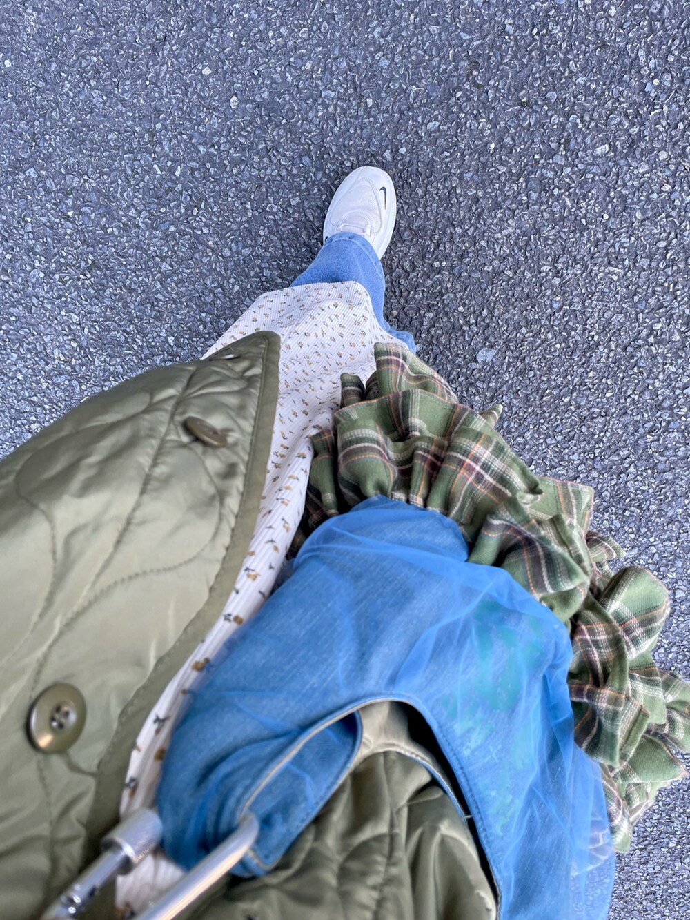 グリーン系のノーカラージャケット、グリーン系のスウェット、ホワイト系のワンピースを着用したレディースの冬コーディネートの2枚目の写真