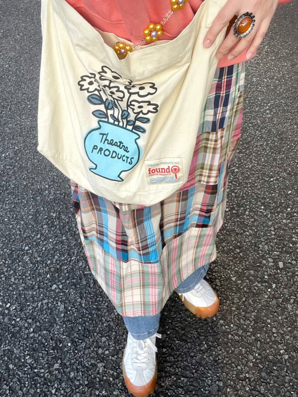 ホワイト系のスニーカー、ピンク系のTシャツ/カットソー、ベージュ系のショルダーバッグを着用したレディースの春コーディネートの3枚目の写真