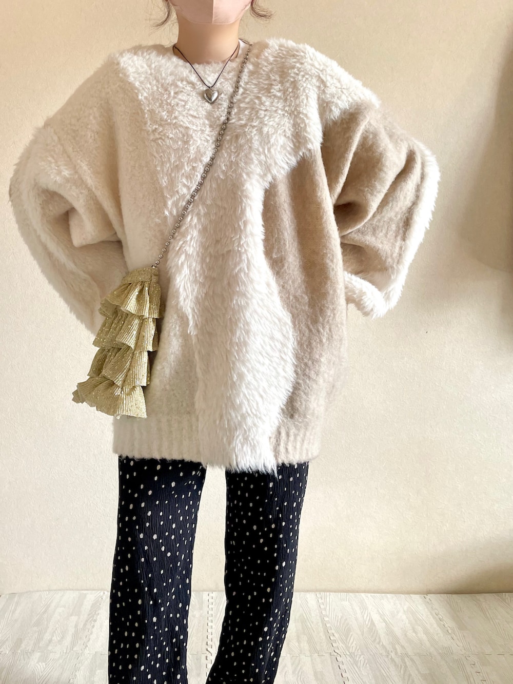 ブラック系のその他パンツ、ベージュ系のカーディガン/ボレロ、ゴールド系のショルダーバッグを着用したレディースの秋コーディネートの2枚目の写真