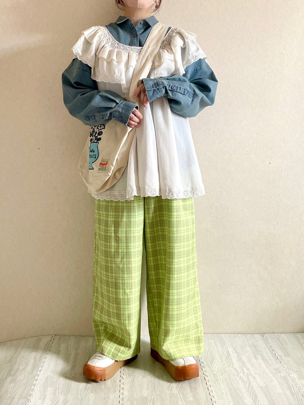 ブルー系のシャツ/ブラウス、グリーン系のその他パンツ、ホワイト系のチュニックを着用したレディースの秋コーディネートの2枚目の写真