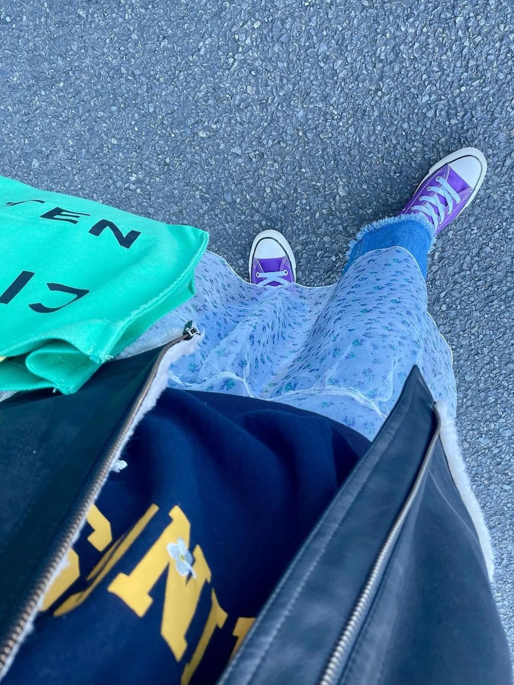 ブルー系のスウェット、ホワイト系のワンピース、その他のトートバッグを着用したレディースの春コーディネートの2枚目の写真