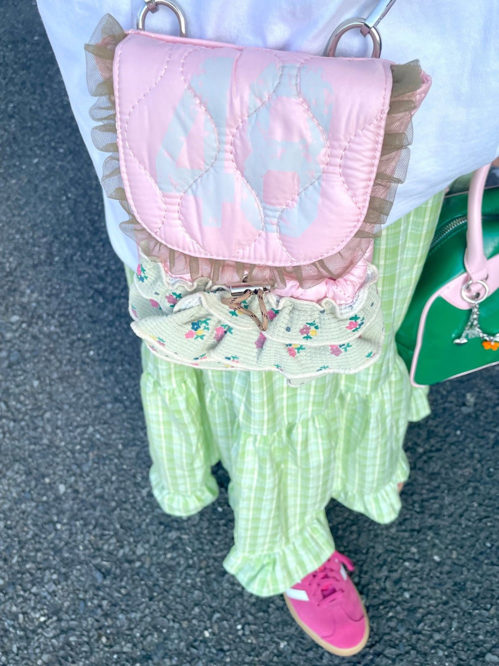 グリーン系のスカート、ピンク系のショルダーバッグ、ピンク系のボストンバッグを着用したレディースの秋コーディネートの3枚目の写真