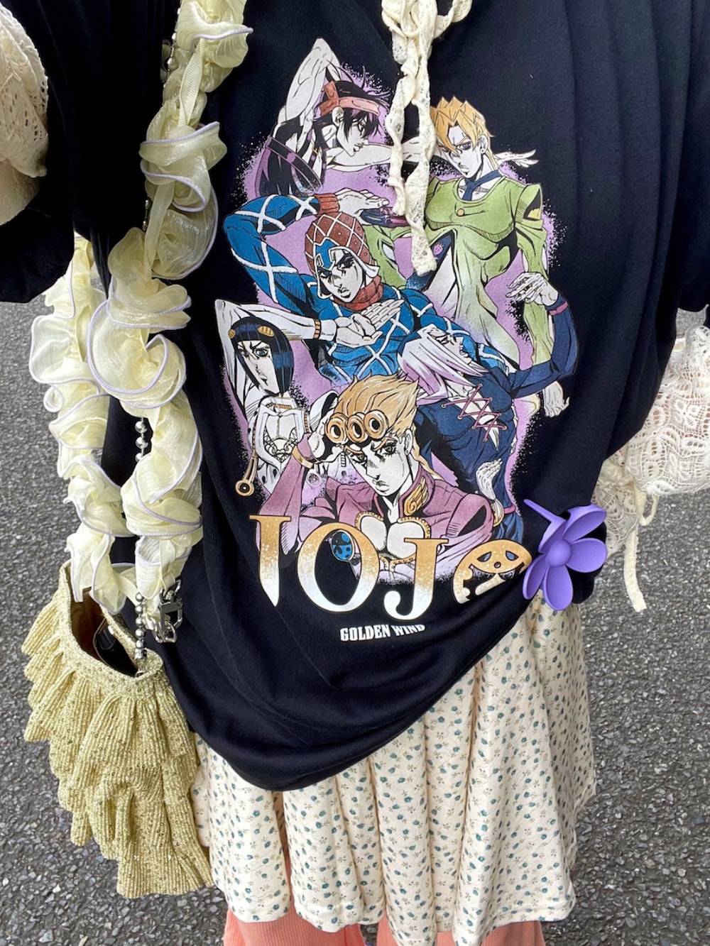 ホワイト系のTシャツ/カットソー、ゴールド系のショルダーバッグ、ブラック系のスニーカーを着用したレディースの春コーディネートの4枚目の写真