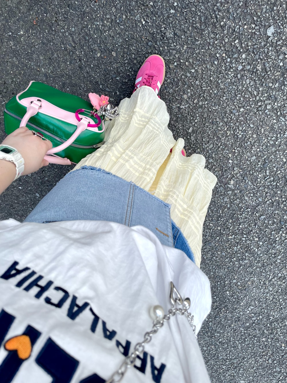 ホワイト系のTシャツ/カットソー、ブルー系のデニムスカート、イエロー系のスカートを着用したレディースの夏コーディネートの2枚目の写真