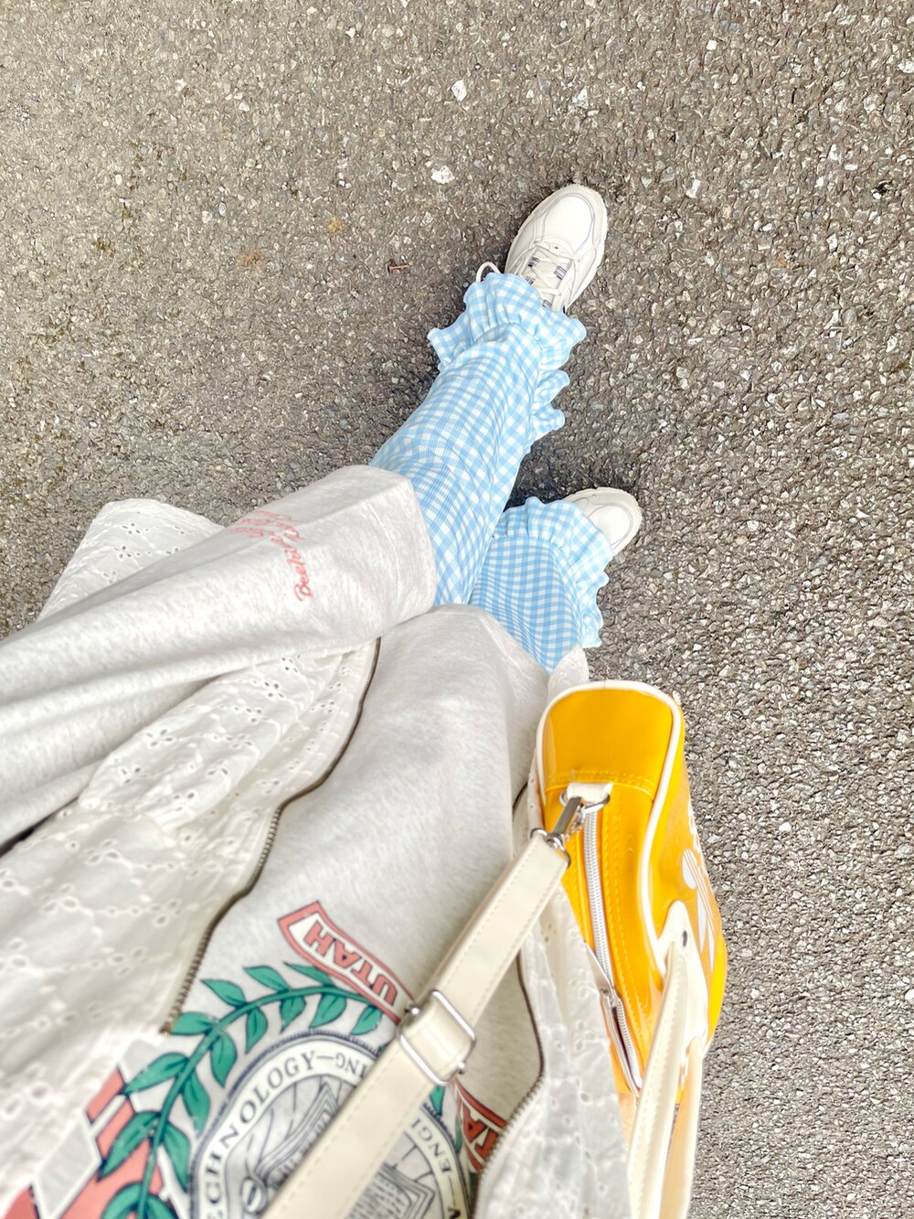 ホワイト系のベスト、ベージュ系のTシャツ/カットソー、その他のその他パンツを着用したレディースの夏コーディネートの2枚目の写真