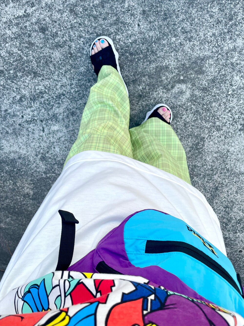 ホワイト系のTシャツ/カットソー、グリーン系のその他パンツ、パープル系のボディバッグ/ウエストポーチを着用したレディースの夏コーディネートの2枚目の写真