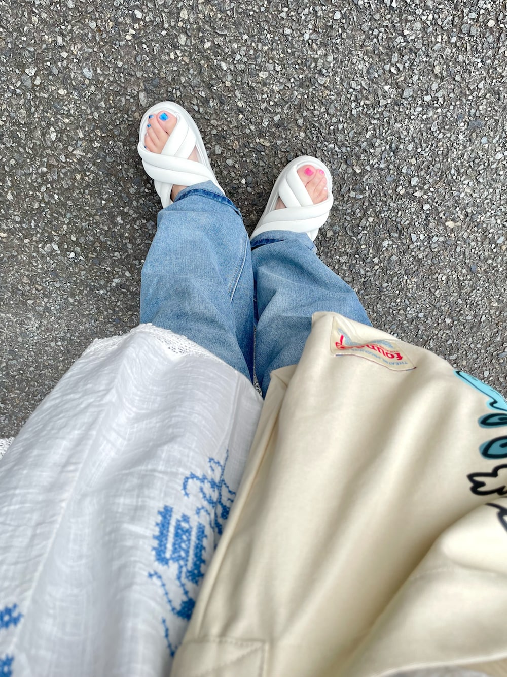 ピンク系のTシャツ/カットソー、ホワイト系のキャミソール、ベージュ系のショルダーバッグを着用したレディースの夏コーディネートの2枚目の写真