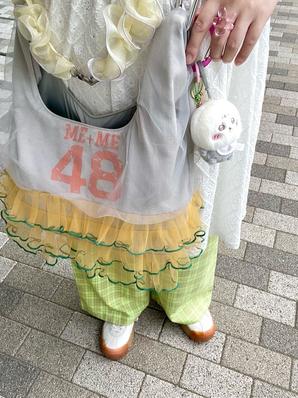 グリーン系のその他パンツ、グレー系のショルダーバッグ、ホワイト系のスニーカーを着用したレディースの秋コーディネートの2枚目の写真