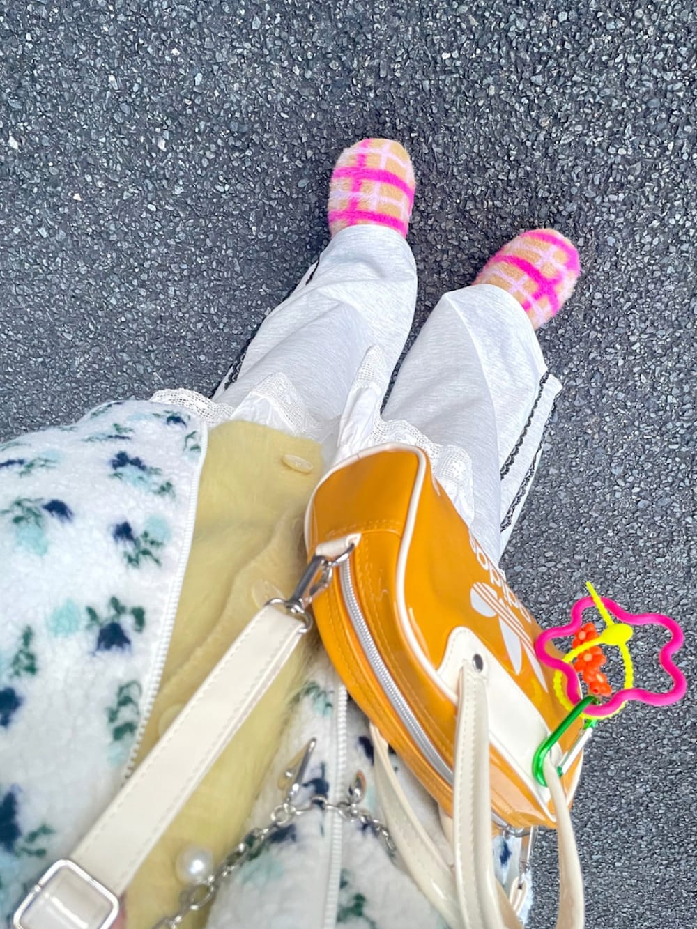 イエロー系のカーディガン/ボレロ、イエロー系のショルダーバッグ、ホワイト系のスカートを着用したレディースの冬コーディネートの2枚目の写真