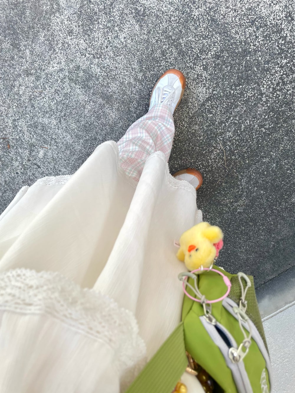 ピンク系のその他パンツ、ホワイト系のチュニック、ホワイト系のスニーカーを着用したレディースの夏コーディネートの3枚目の写真