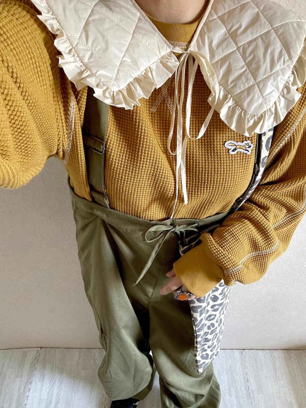 イエロー系のTシャツ/カットソー、ホワイト系のトートバッグ、ブラック系のスニーカーを着用したレディースの秋コーディネートの2枚目の写真