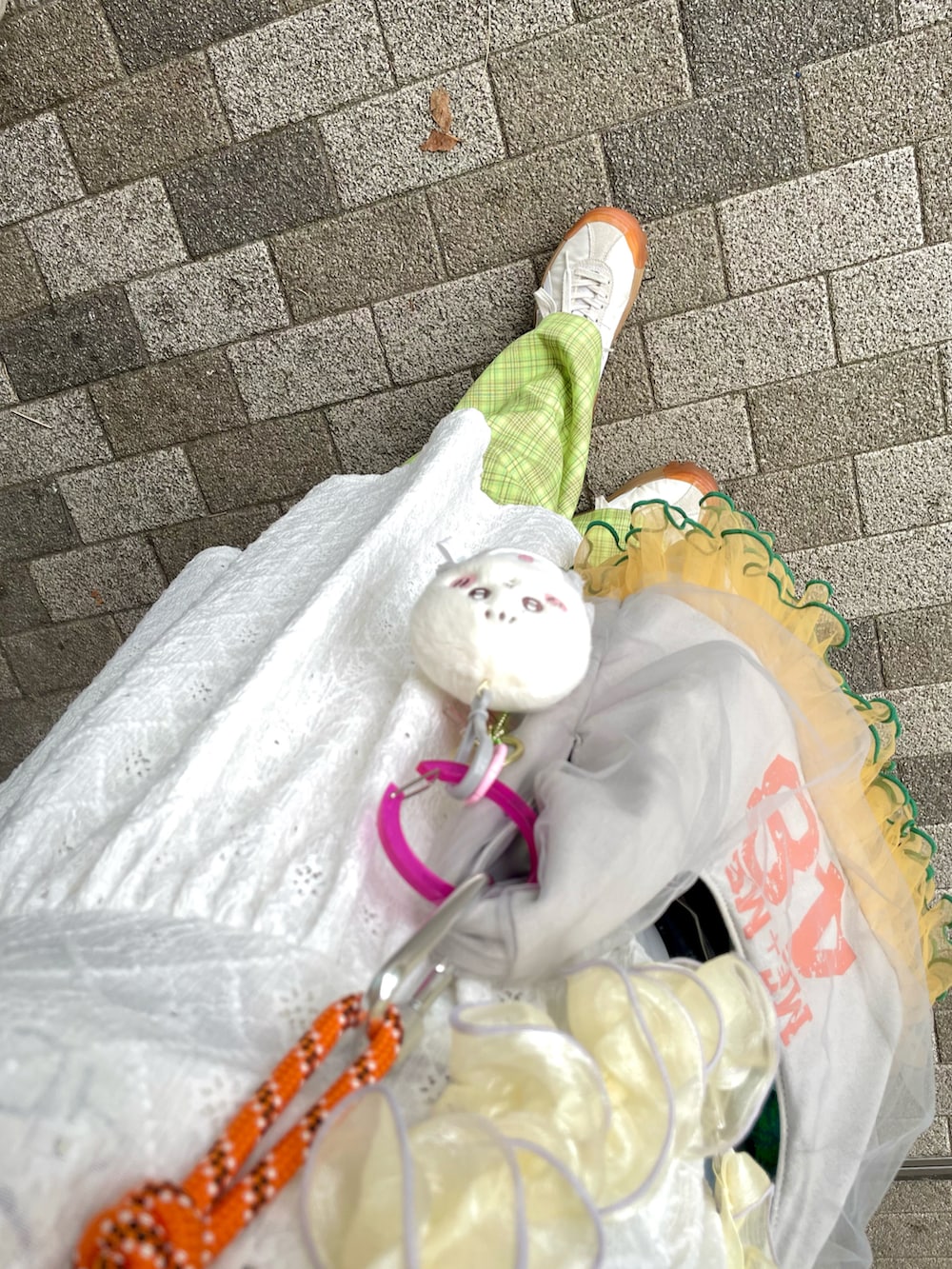 グリーン系のその他パンツ、グレー系のショルダーバッグ、ホワイト系のスニーカーを着用したレディースの秋コーディネートの3枚目の写真