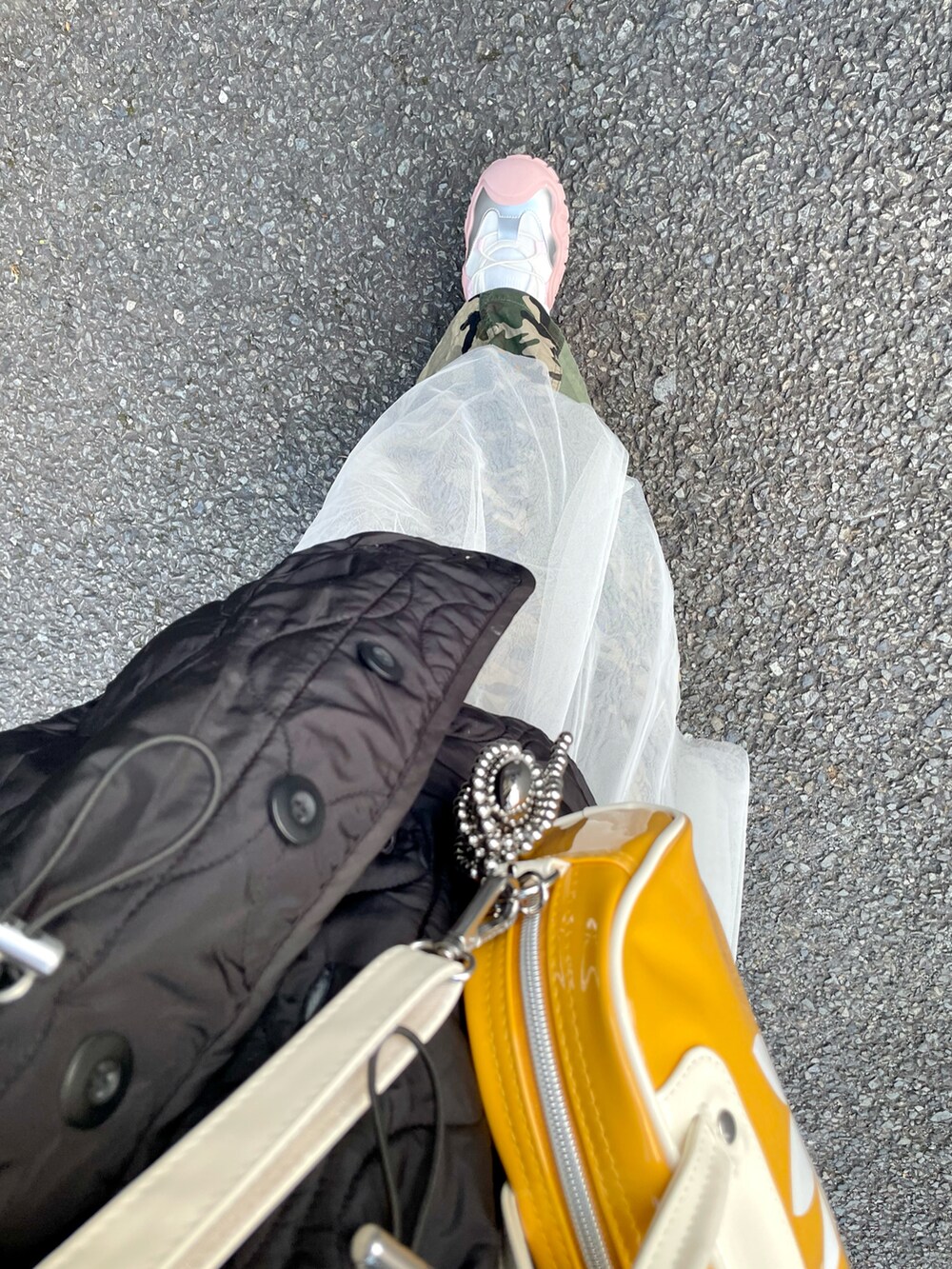 ホワイト系のワンピース/ドレス、ブラック系のノーカラージャケット、グリーン系のスカートを着用したレディースの冬コーディネートの3枚目の写真