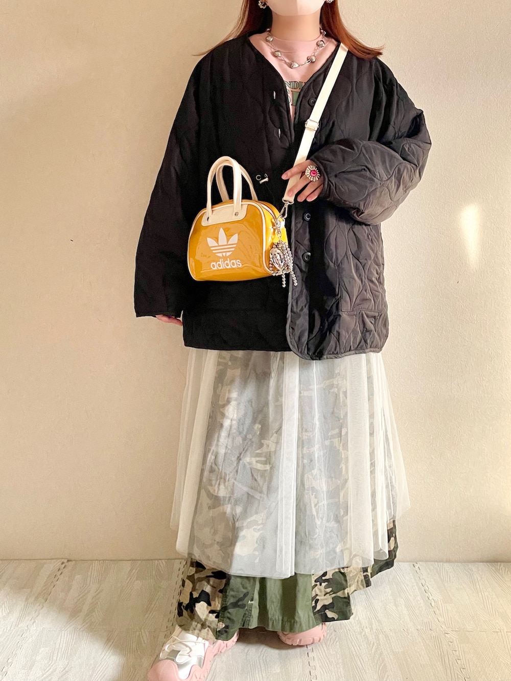 ホワイト系のワンピース/ドレス、ブラック系のノーカラージャケット、グリーン系のスカートを着用したレディースの冬コーディネートの2枚目の写真