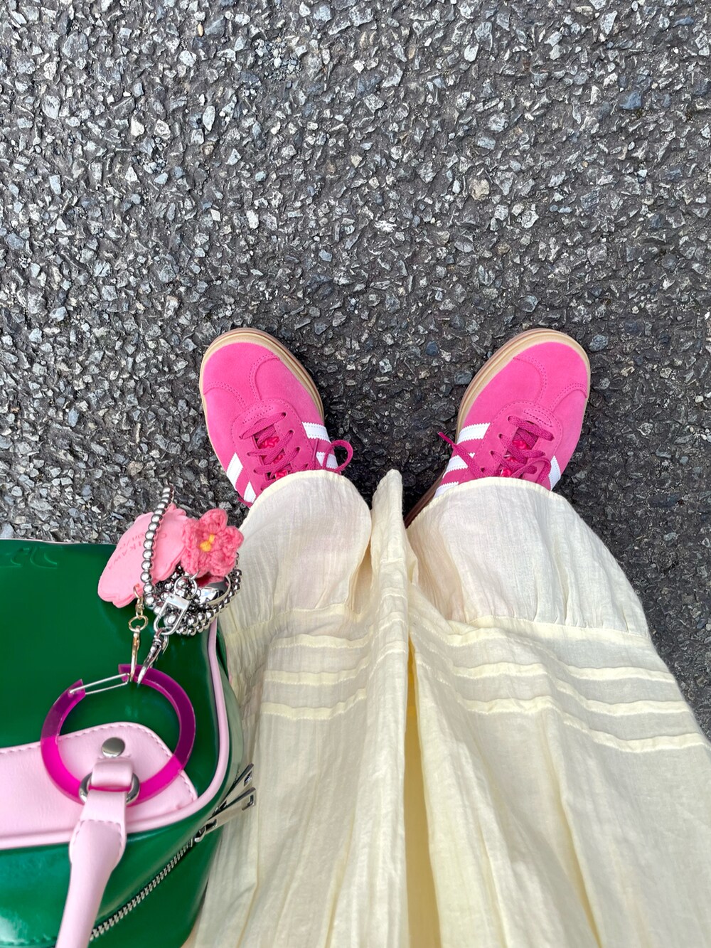 ホワイト系のTシャツ/カットソー、ブルー系のデニムスカート、イエロー系のスカートを着用したレディースの夏コーディネートの3枚目の写真