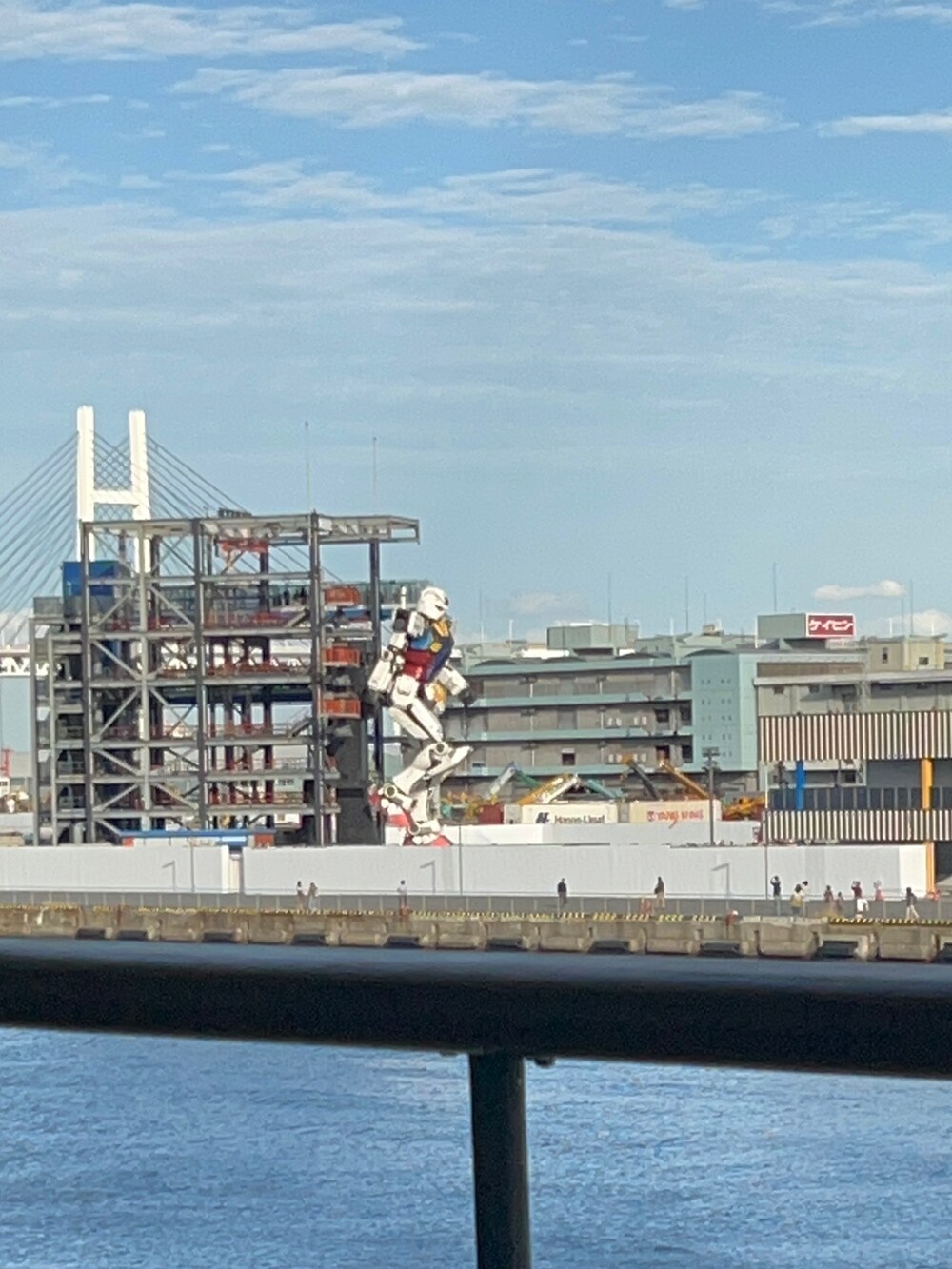 ホワイト系のTシャツ/カットソー、グレー系のベスト、ブラック系のショルダーバッグを着用したメンズの秋コーディネートの3枚目の写真