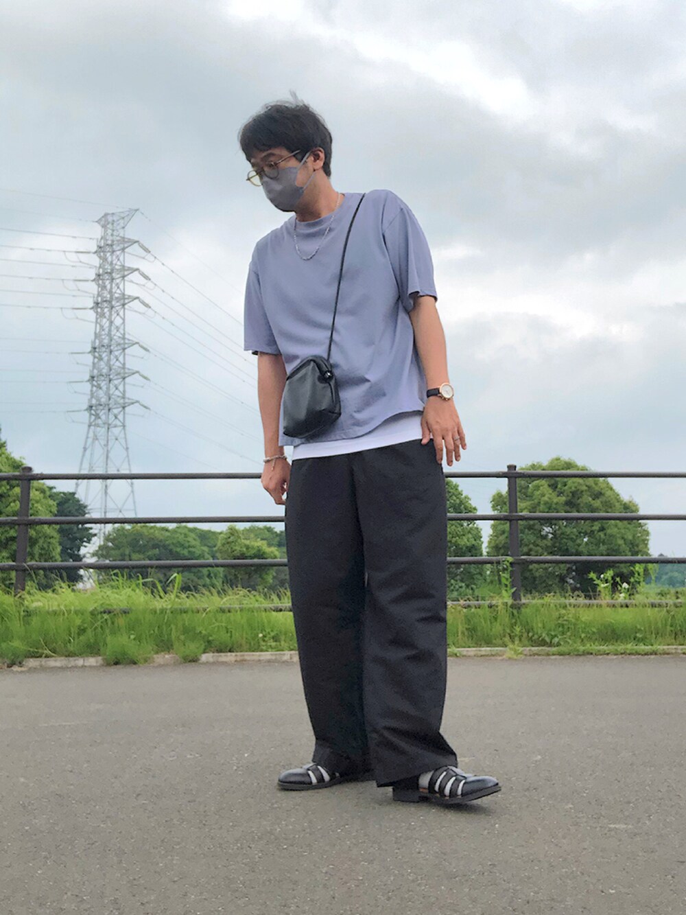 ブルー系のTシャツ/カットソー、ホワイト系のシャツ/ブラウス、ブラック系のショルダーバッグを着用したメンズの夏コーディネートの2枚目の写真