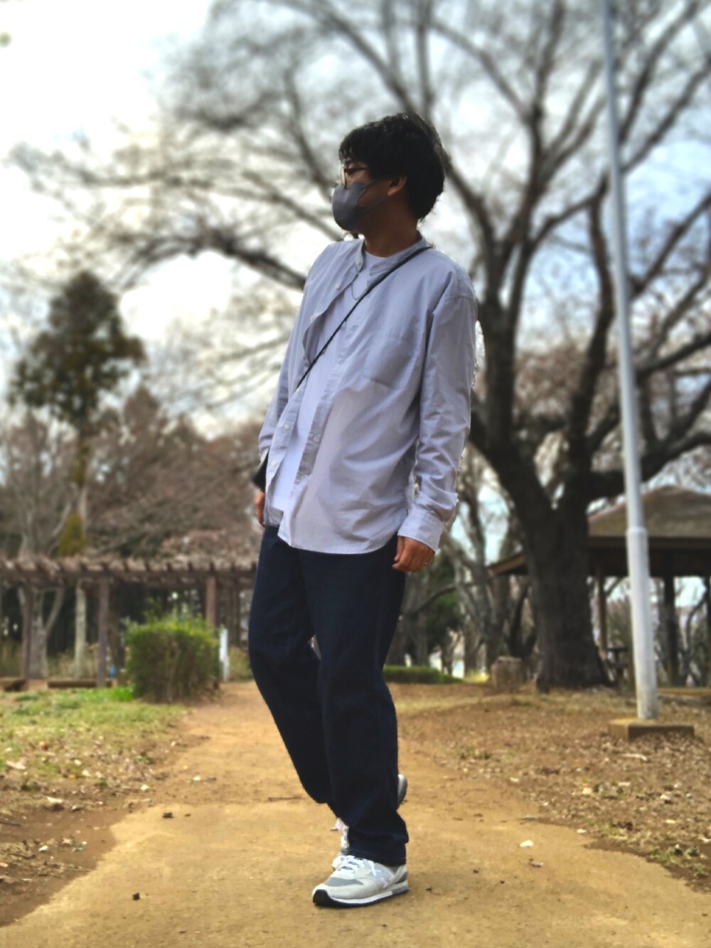 グレー系のブルゾン、グレー系のシャツ/ブラウス、ブラック系のショルダーバッグを着用したメンズの春コーディネートの3枚目の写真