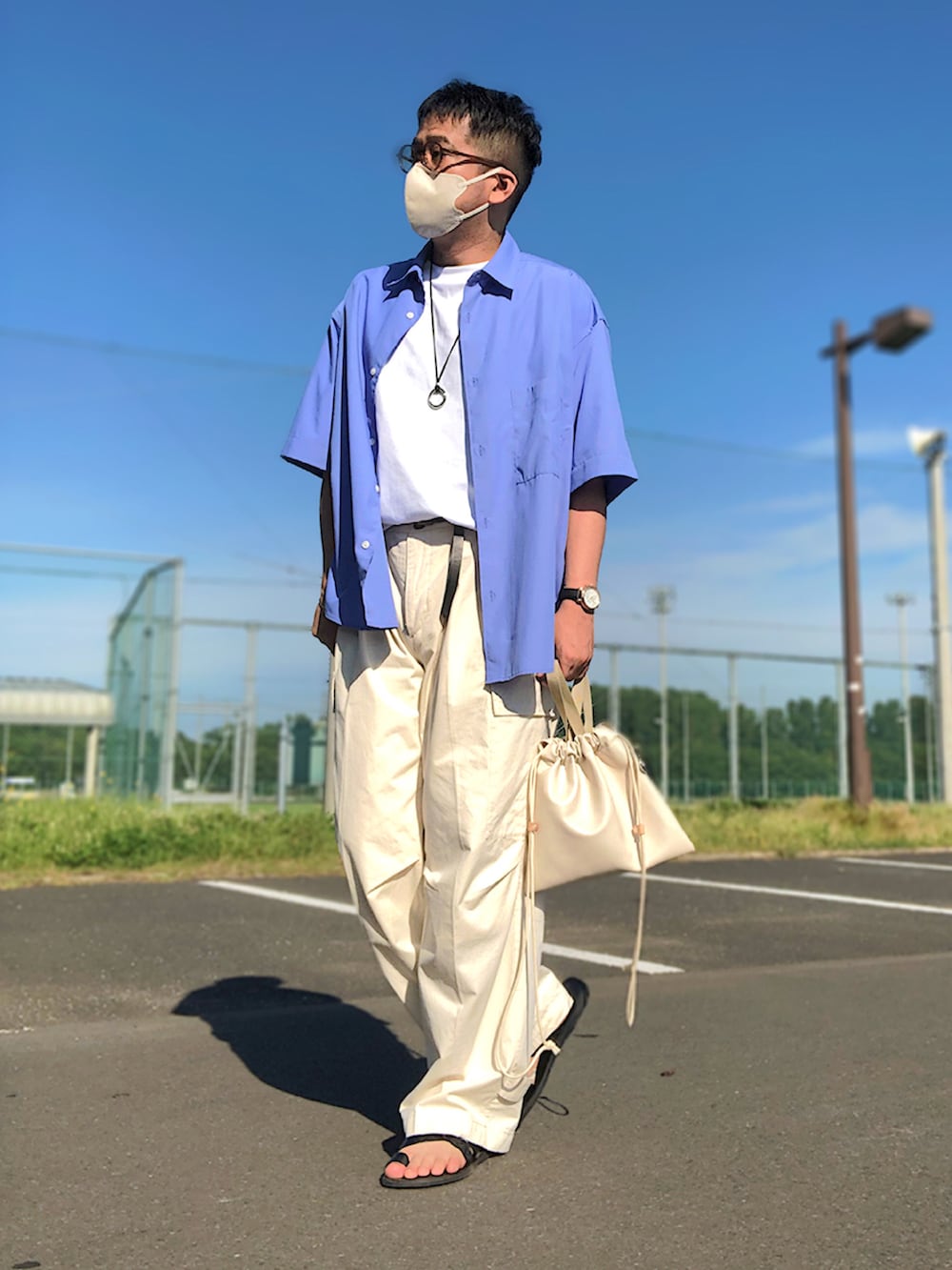 ブルー系のシャツ/ブラウス、ホワイト系のTシャツ/カットソー、ホワイト系のトートバッグを着用したメンズの夏コーディネートの4枚目の写真