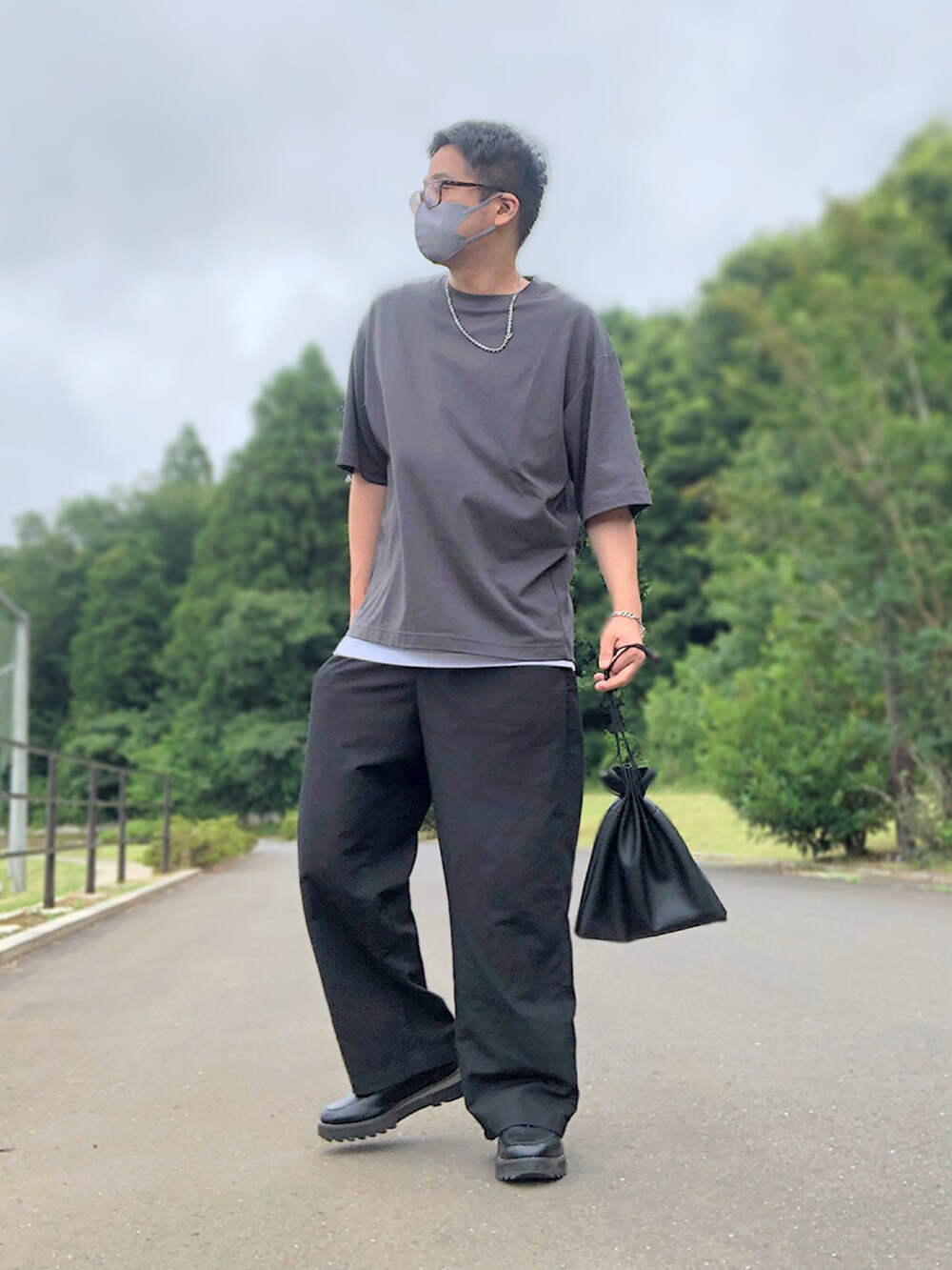 グレー系のTシャツ/カットソー、その他のシャツ/ブラウス、ブラック系のバッグを着用したメンズの夏コーディネートの2枚目の写真