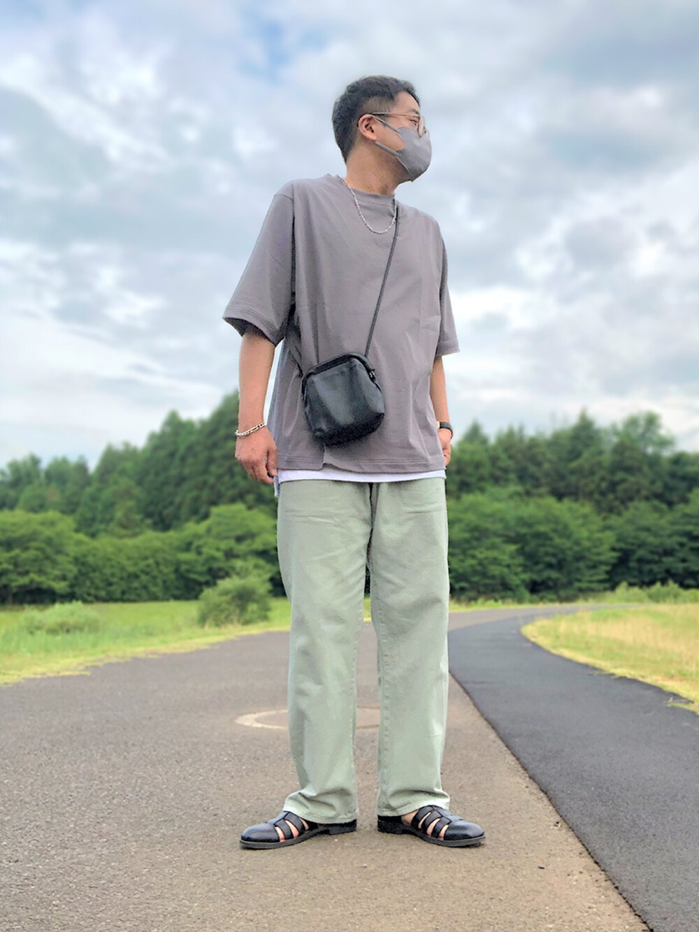 ホワイト系のシャツ/ブラウス、グレー系のTシャツ/カットソー、ブラック系のショルダーバッグを着用したメンズの夏コーディネートの2枚目の写真