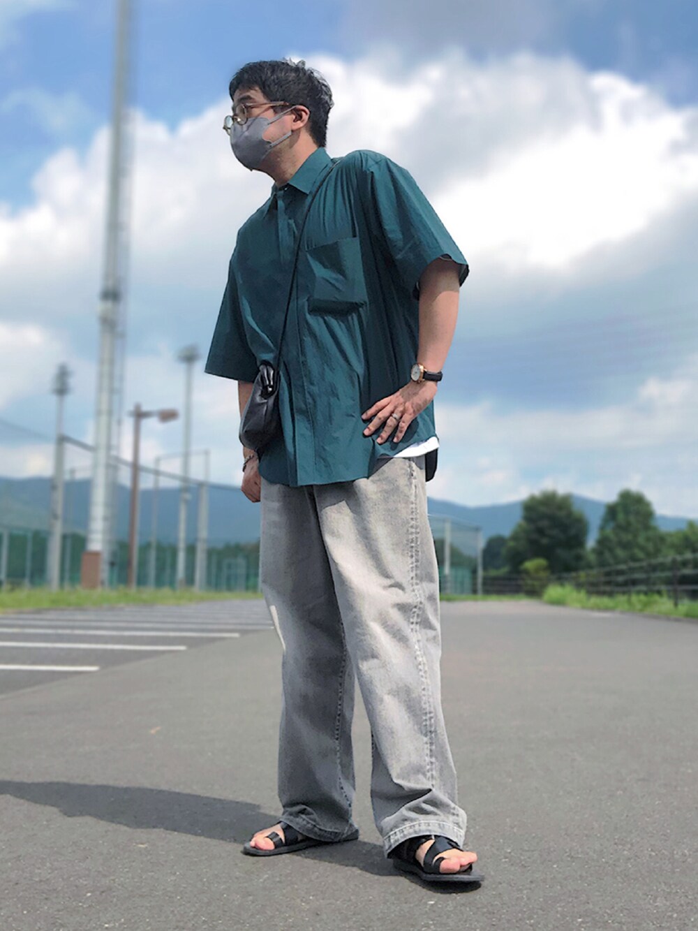 グリーン系のシャツ/ブラウス、ホワイト系のTシャツ/カットソー、ブラック系のショルダーバッグを着用したメンズの夏コーディネートの2枚目の写真