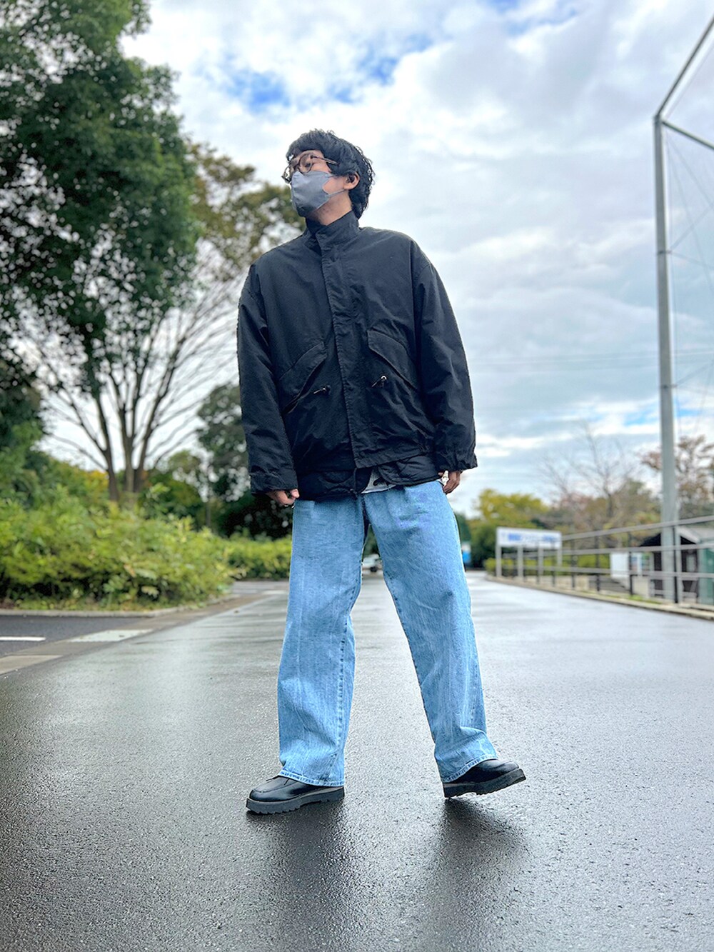 ブラック系のモッズコート、ホワイト系のニット/セーター、ブルー系のデニムパンツを着用したメンズの秋コーディネートの3枚目の写真