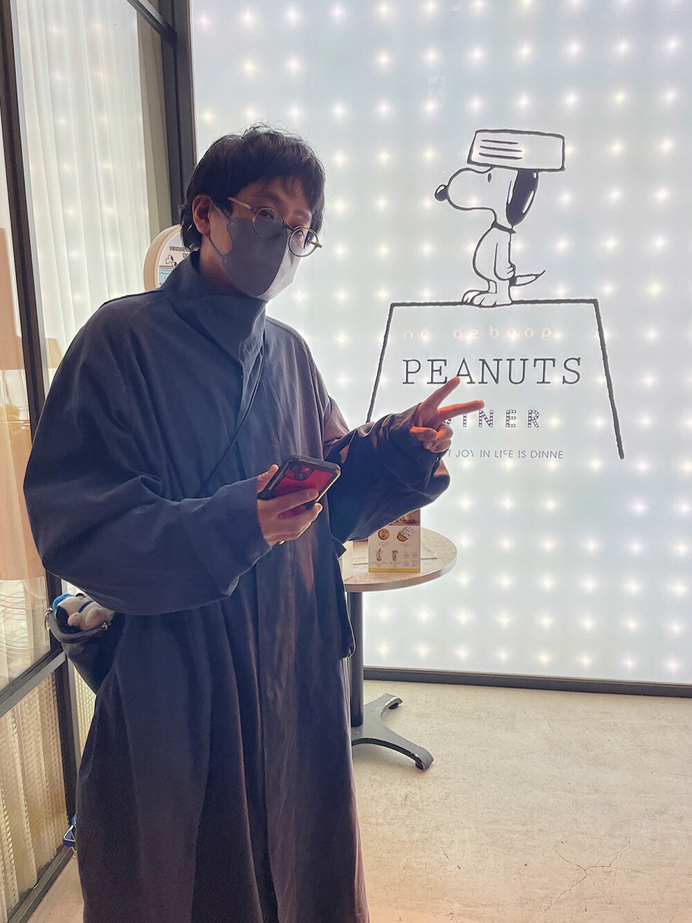 グレー系のその他アウター、ホワイト系のシャツ/ブラウス、ブラック系のショルダーバッグを着用したメンズの秋コーディネートの4枚目の写真