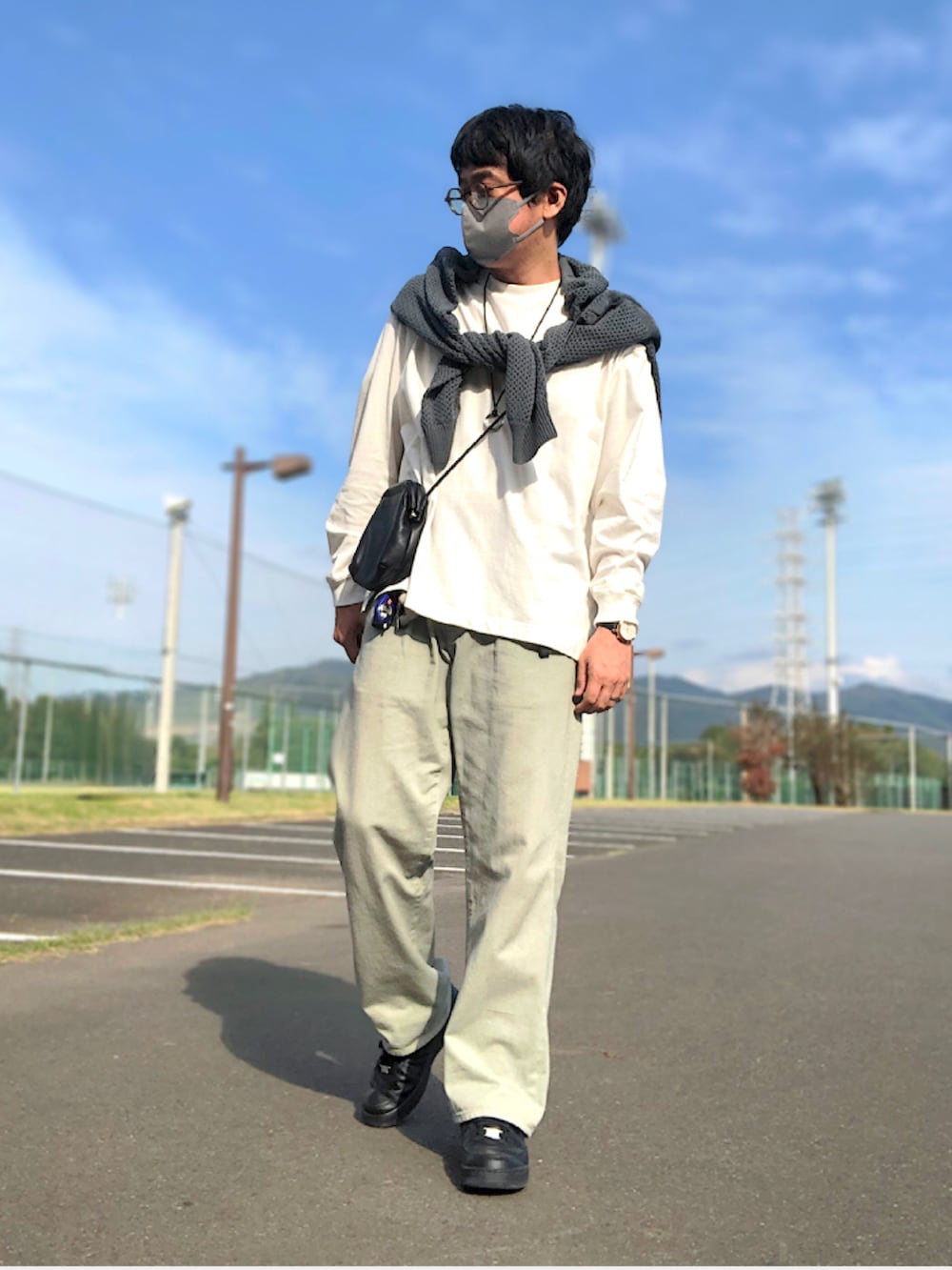 ホワイト系のTシャツ/カットソー、グリーン系のカーディガン/ボレロ、ブラック系のショルダーバッグを着用したメンズの秋コーディネートの2枚目の写真