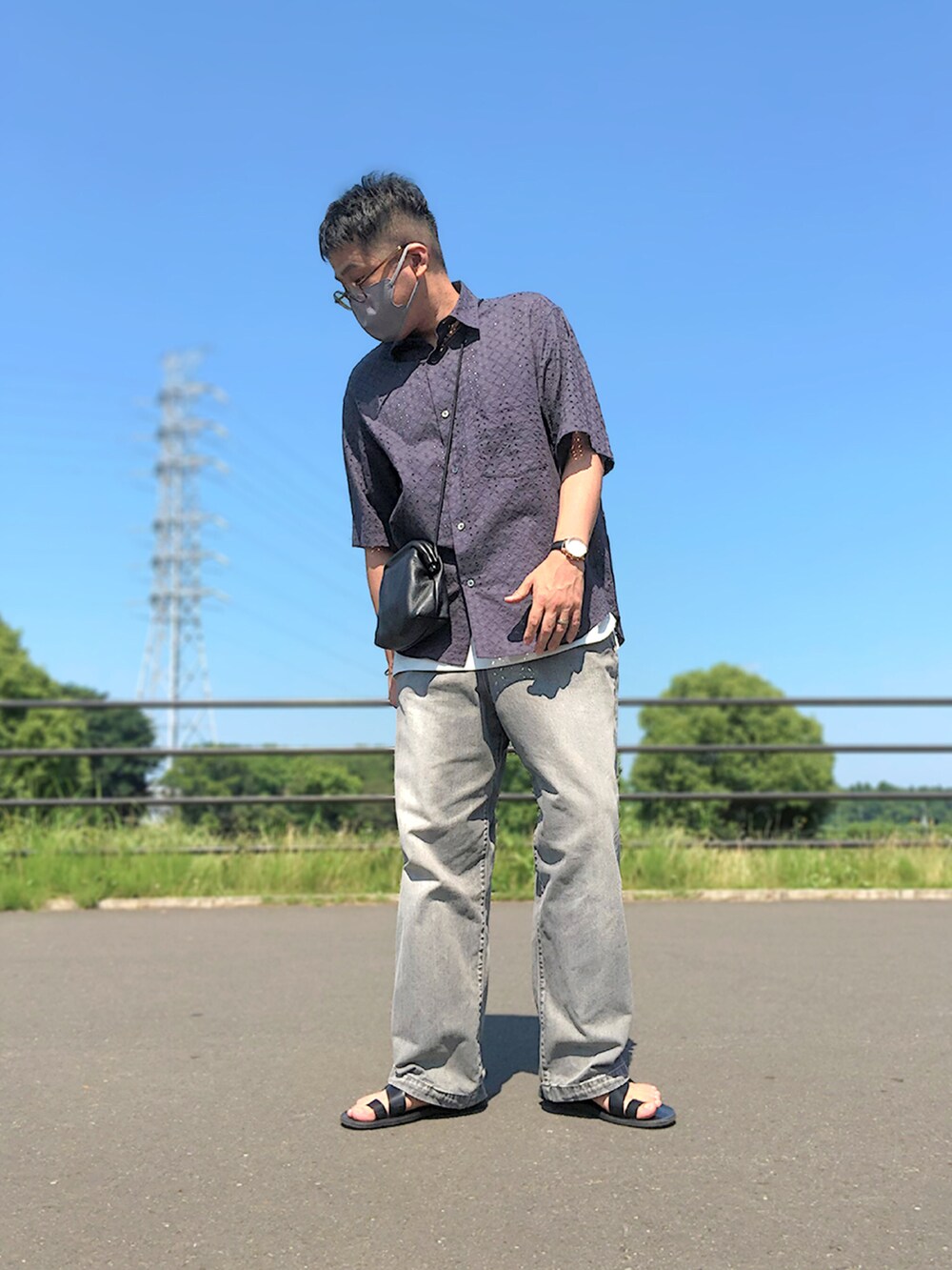 グレー系のシャツ/ブラウス、グレー系のタンクトップ、ブラック系のショルダーバッグを着用したメンズの夏コーディネートの2枚目の写真