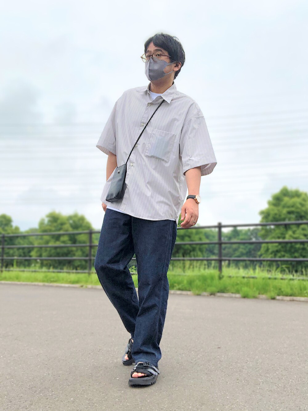 その他のシャツ/ブラウス、ホワイト系のTシャツ/カットソー、ブラック系のショルダーバッグを着用したメンズの夏コーディネートの2枚目の写真
