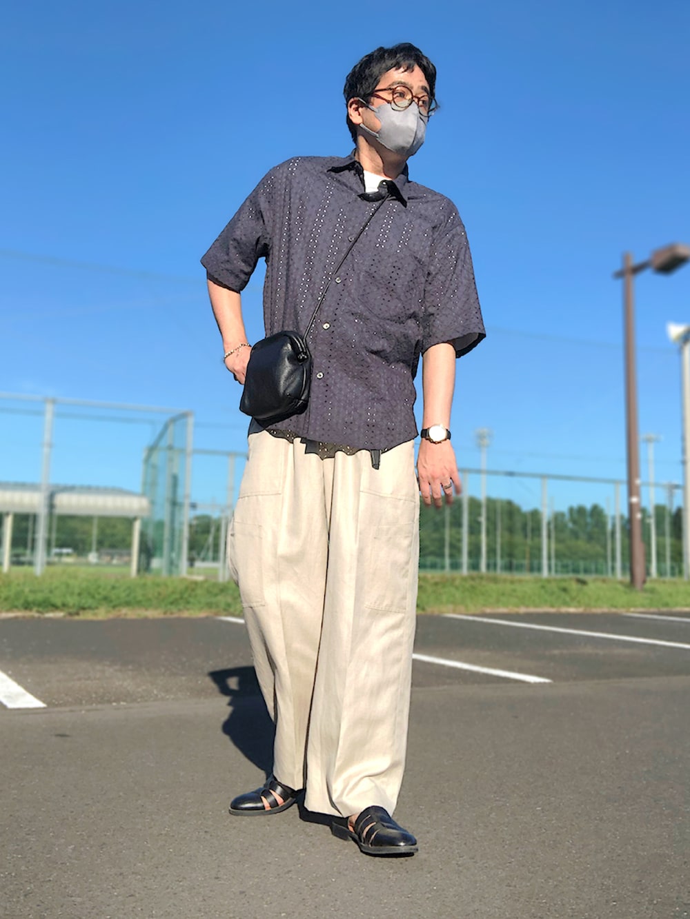 グレー系のシャツ/ブラウス、ホワイト系のTシャツ/カットソー、ブラック系のショルダーバッグを着用したメンズの夏コーディネートの2枚目の写真