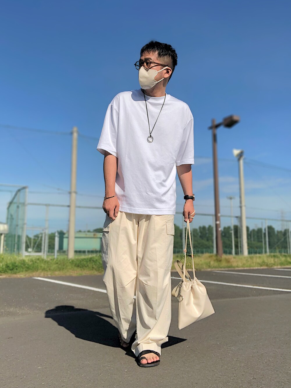 ブルー系のシャツ/ブラウス、ホワイト系のTシャツ/カットソー、ホワイト系のトートバッグを着用したメンズの夏コーディネートの3枚目の写真