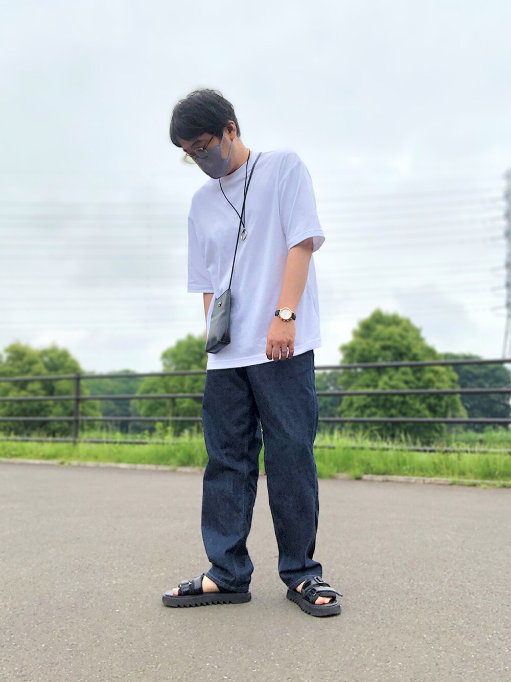 その他のシャツ/ブラウス、ホワイト系のTシャツ/カットソー、ブラック系のショルダーバッグを着用したメンズの夏コーディネートの3枚目の写真