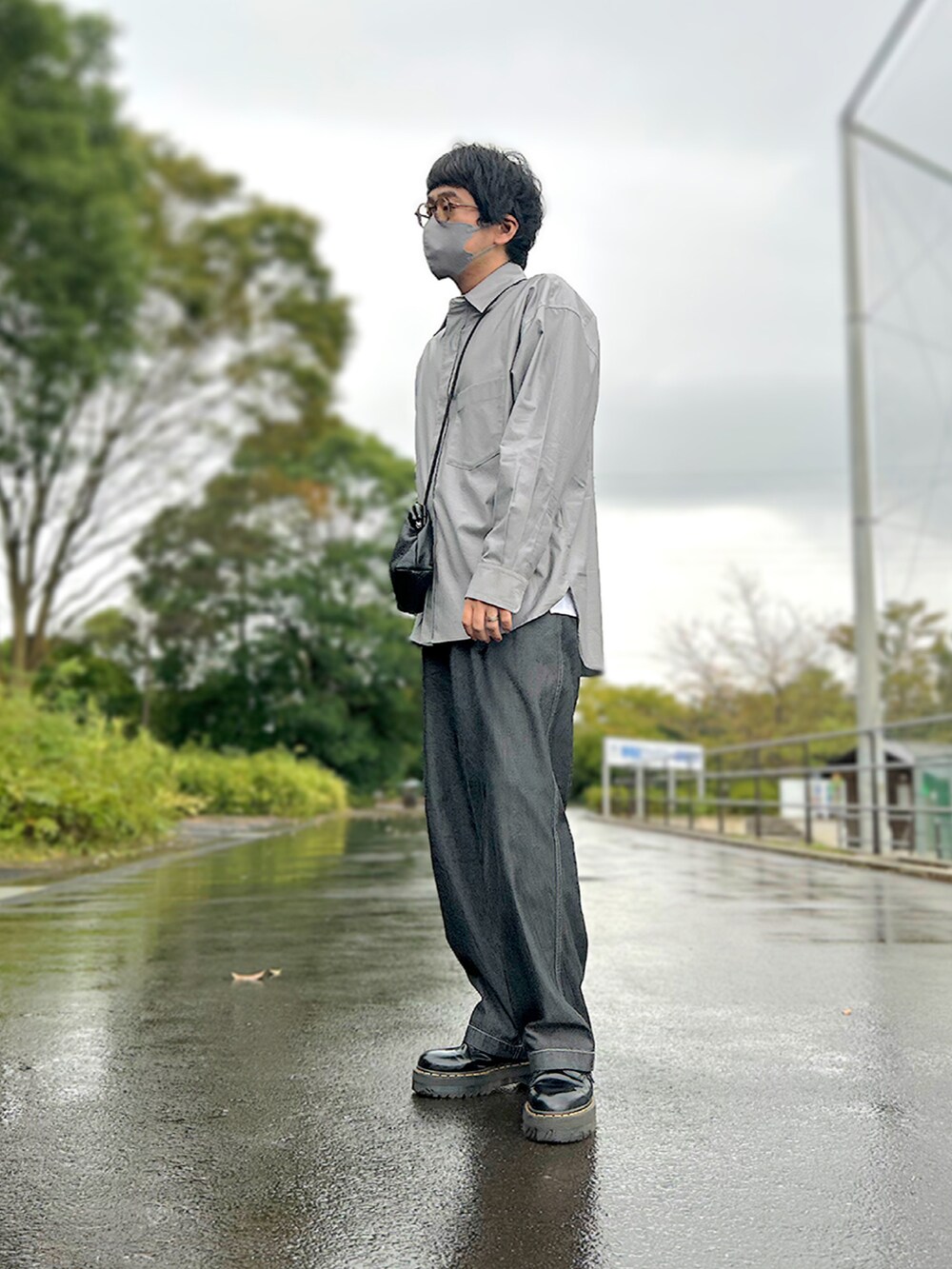 グレー系のデニムジャケット、グレー系のシャツ/ブラウス、ブラック系のショルダーバッグを着用したメンズの秋コーディネートの2枚目の写真