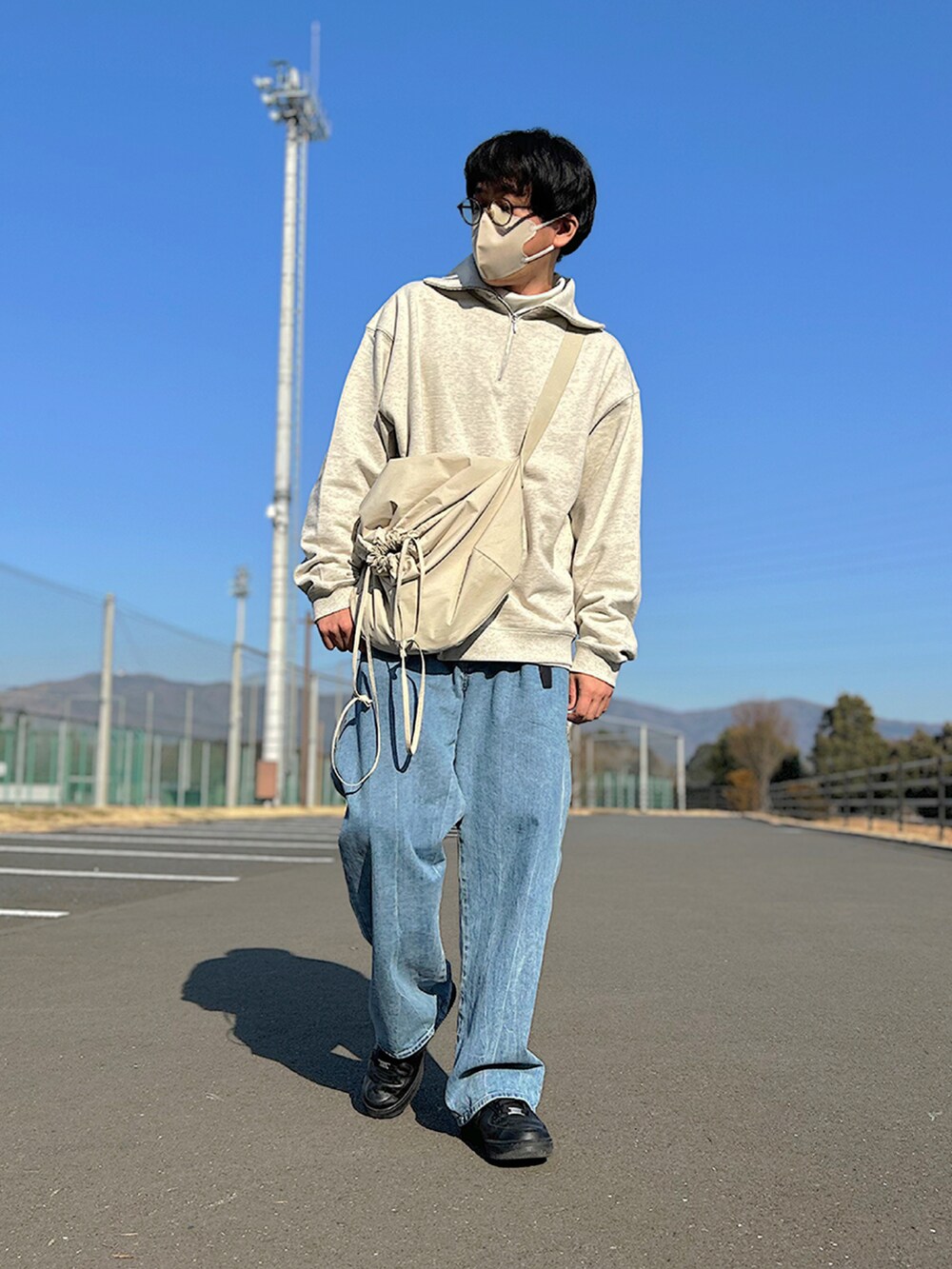 ホワイト系のTシャツ/カットソー、グレー系のスウェット、ブラック系のモッズコートを着用したメンズの春コーディネートの2枚目の写真