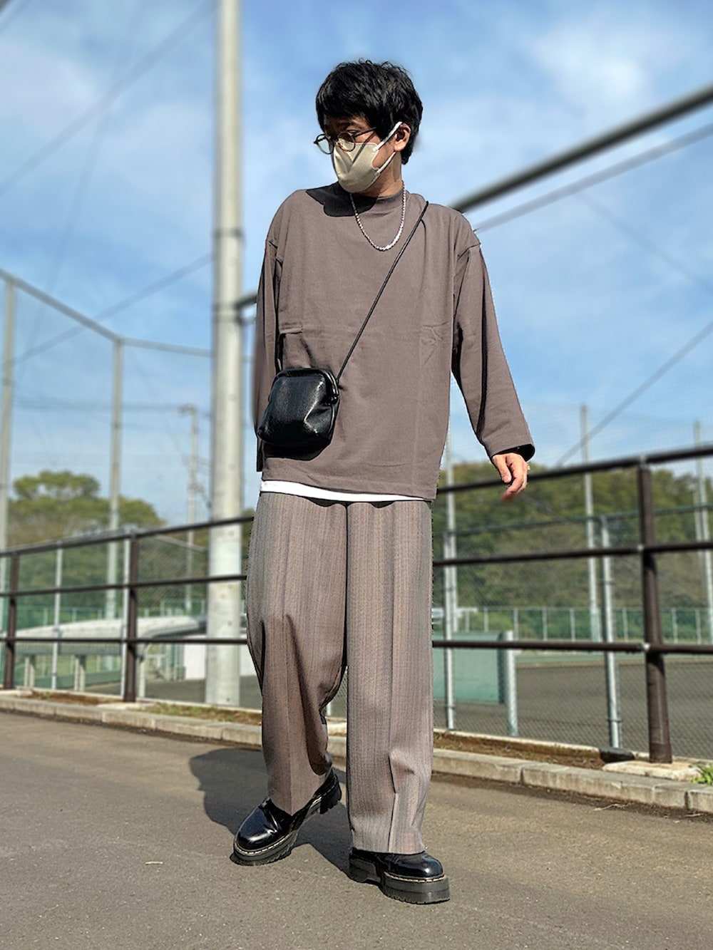 ブラウン系のシャツ/ブラウス、ブラウン系のTシャツ/カットソー、ブラック系のショルダーバッグを着用したメンズの秋コーディネートの2枚目の写真