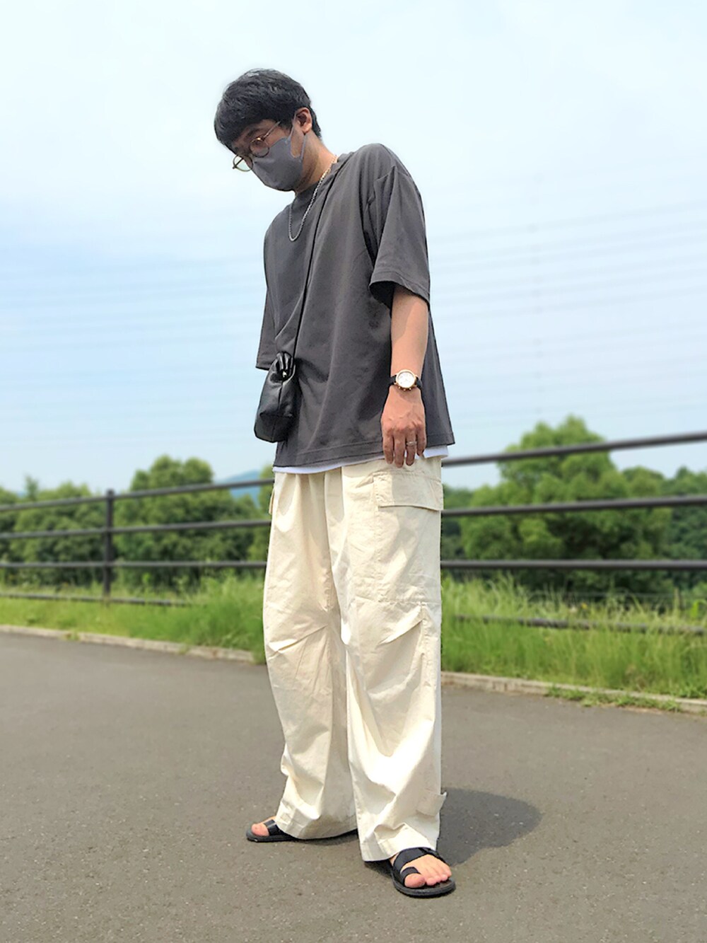 ベージュ系のセットアップ、グレー系のTシャツ/カットソー、ブラック系のショルダーバッグを着用したメンズの夏コーディネートの2枚目の写真
