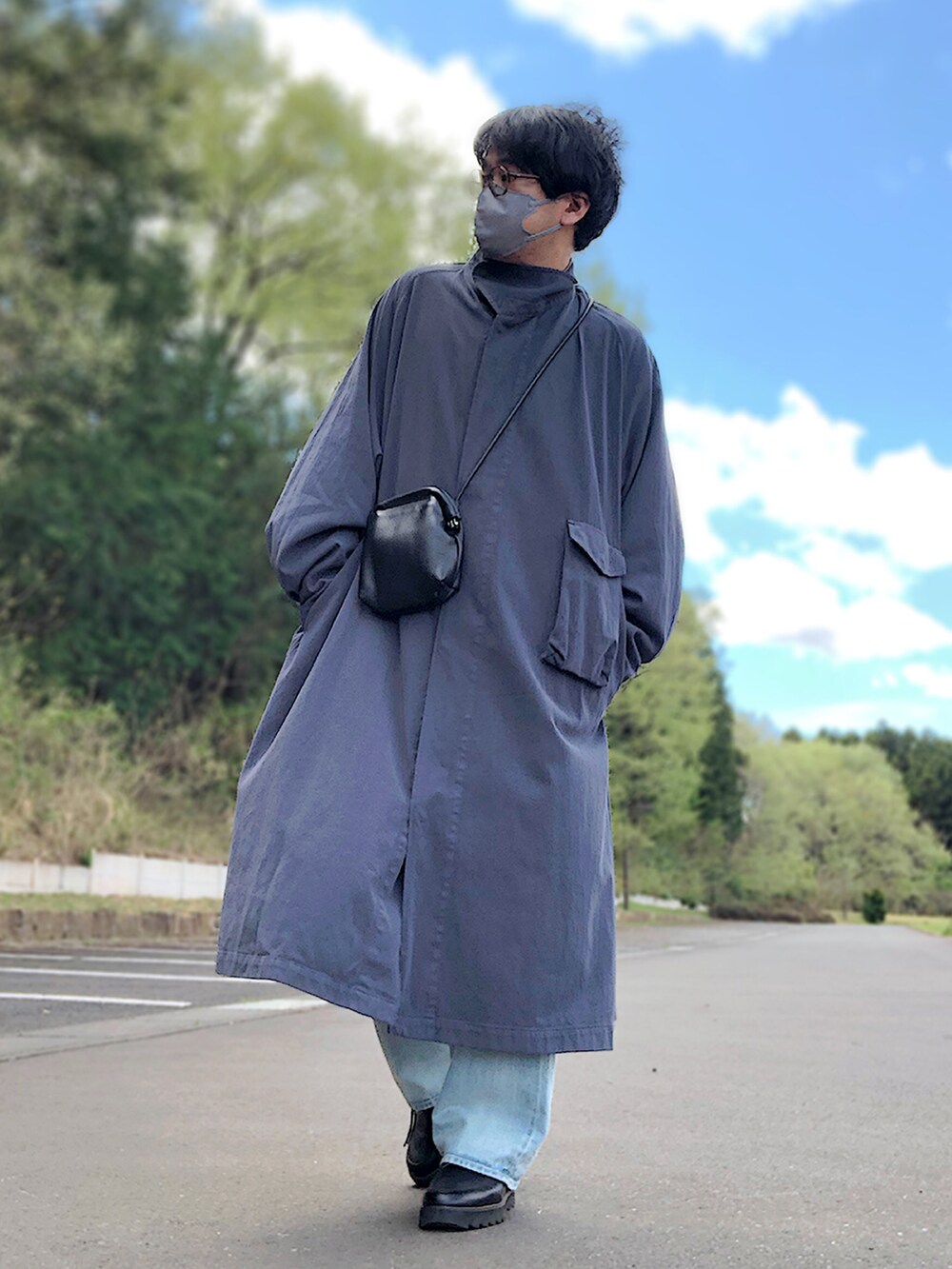 グレー系のその他アウター、ブルー系のデニムパンツ、ブラック系のドレスシューズを着用したメンズの春コーディネートの2枚目の写真