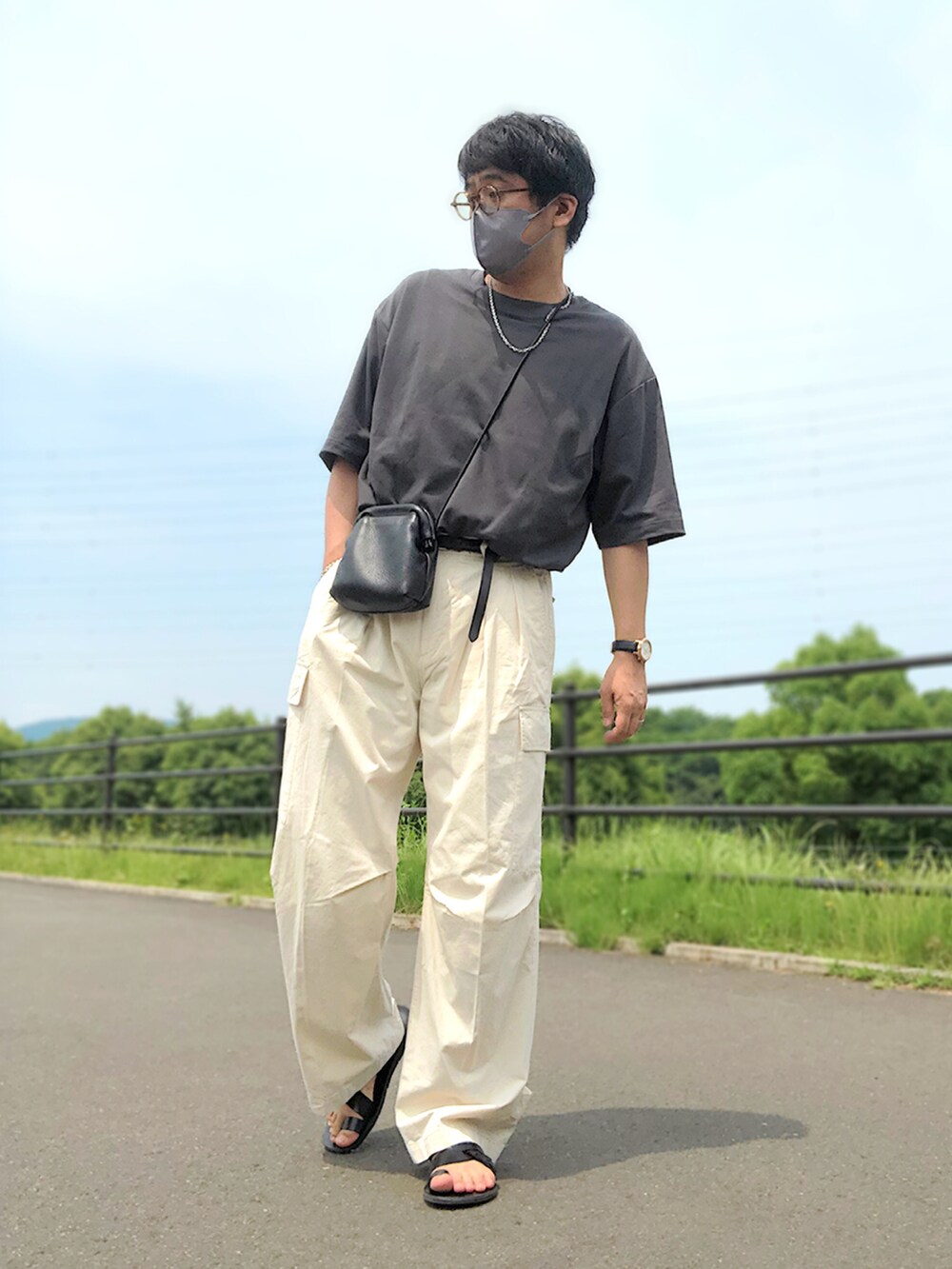 ベージュ系のセットアップ、グレー系のTシャツ/カットソー、ブラック系のショルダーバッグを着用したメンズの夏コーディネートの3枚目の写真